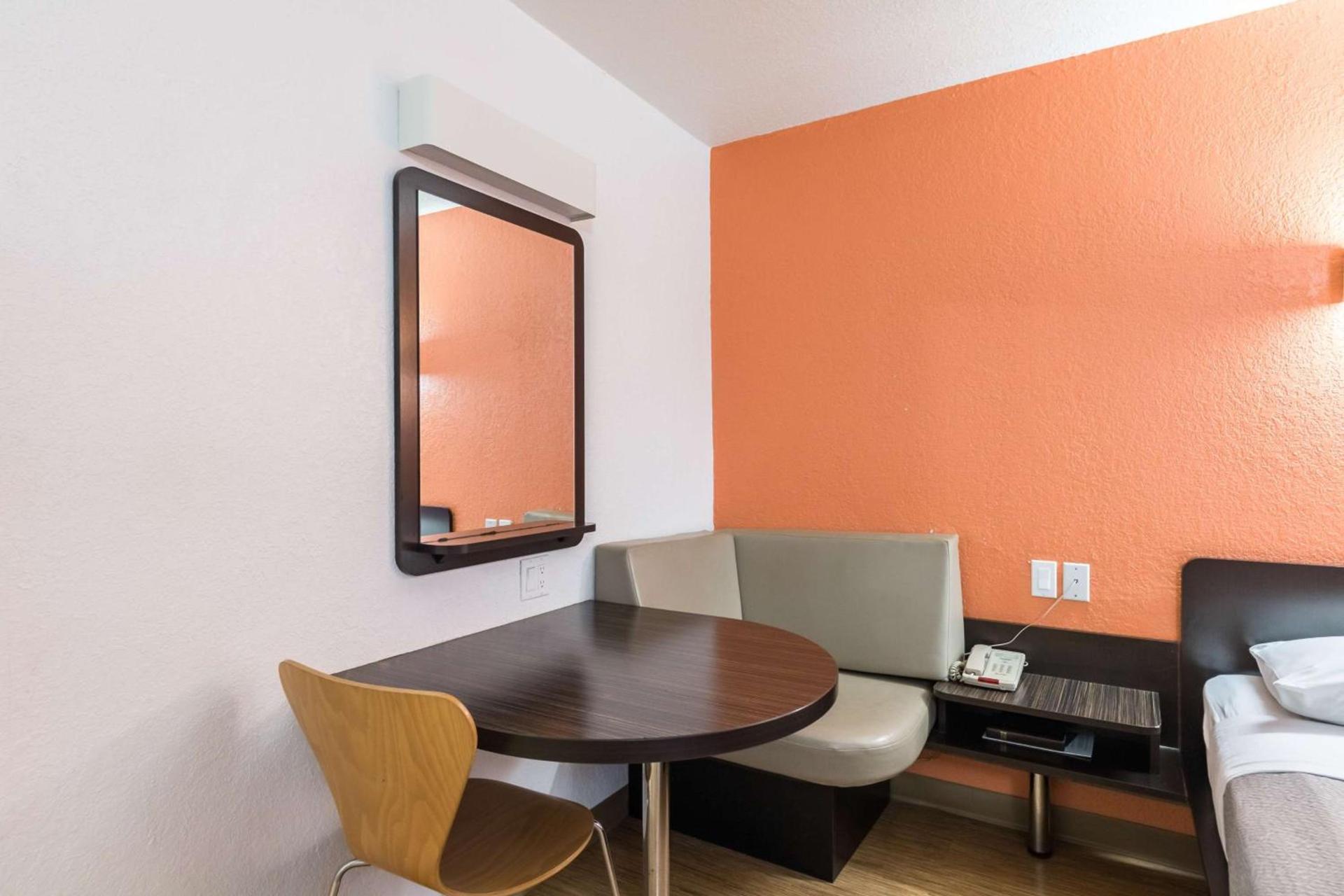 Motel 6-Uvalde, TX photo 8