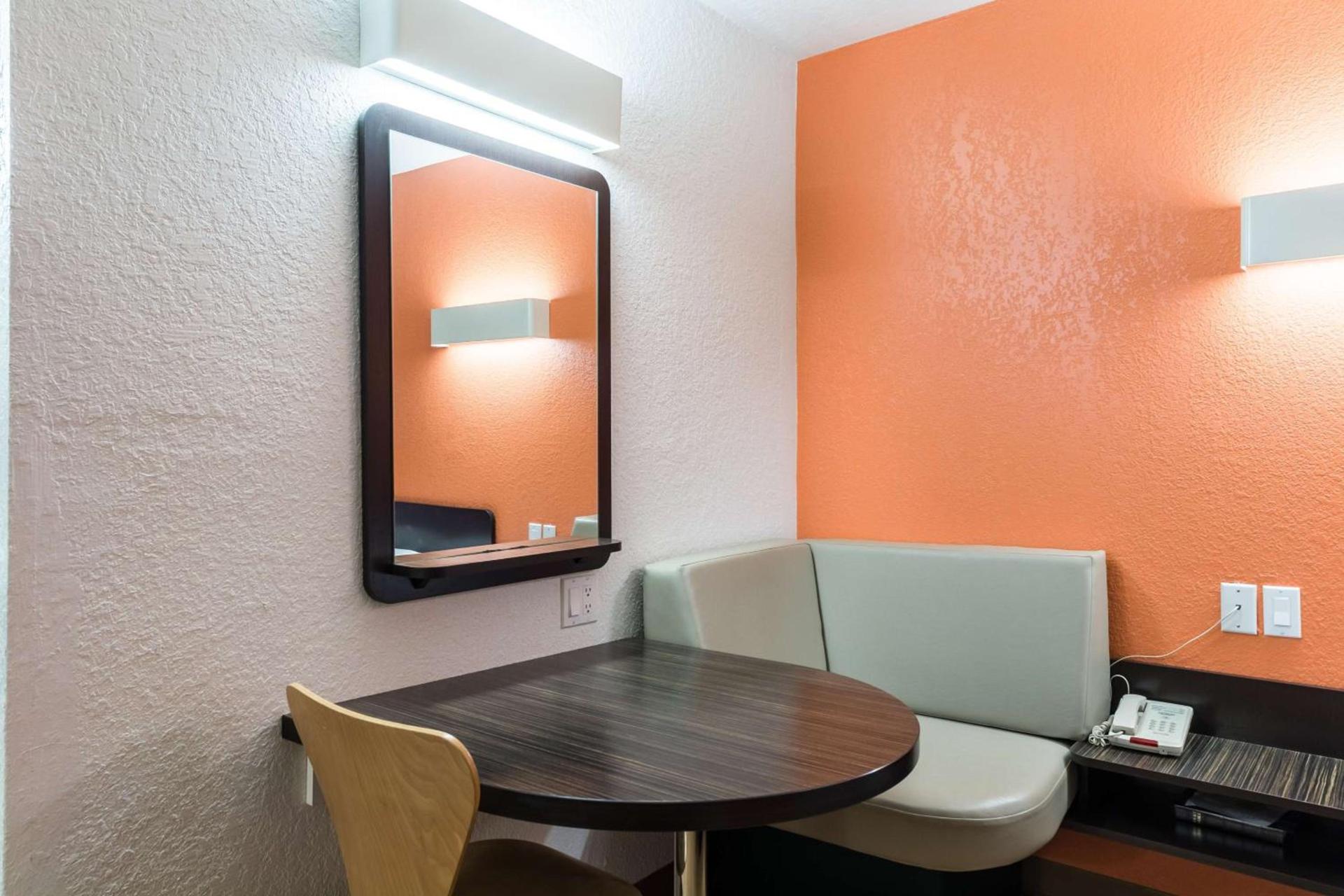 Motel 6-Uvalde, TX photo 9