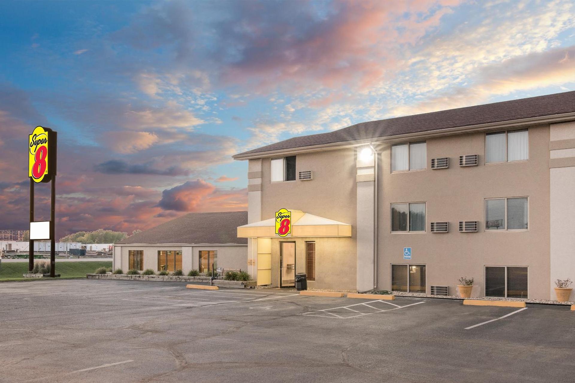 Super 8 by Wyndham Watertown photo 21