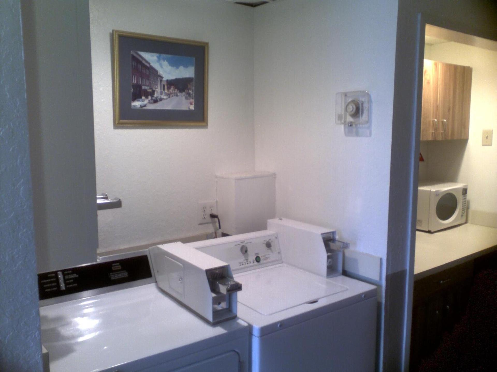 Super 8 by Wyndham Sidney NY photo 12