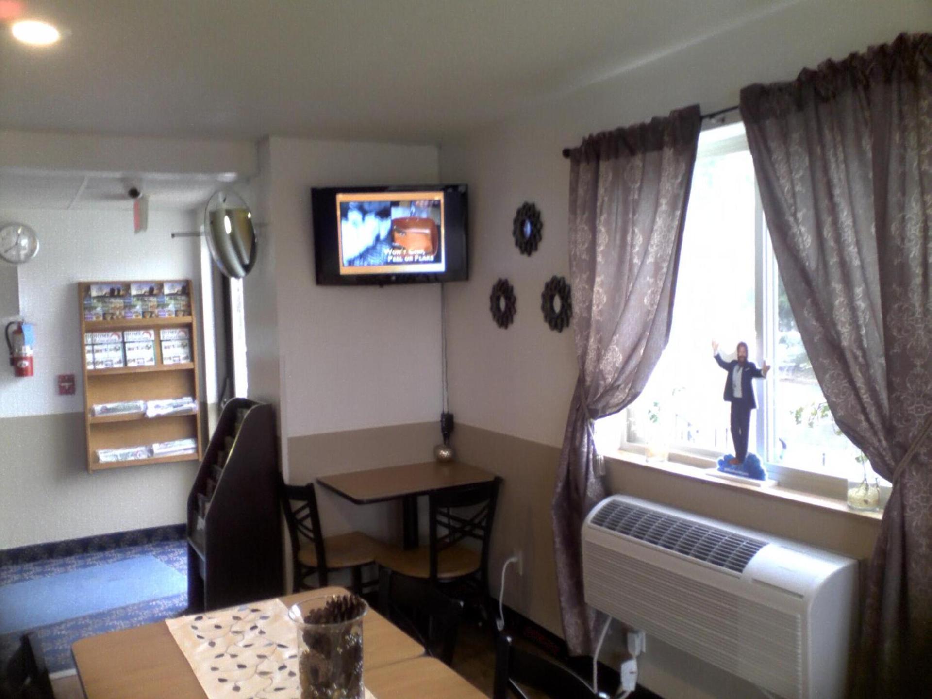 Super 8 by Wyndham Sidney NY photo 13