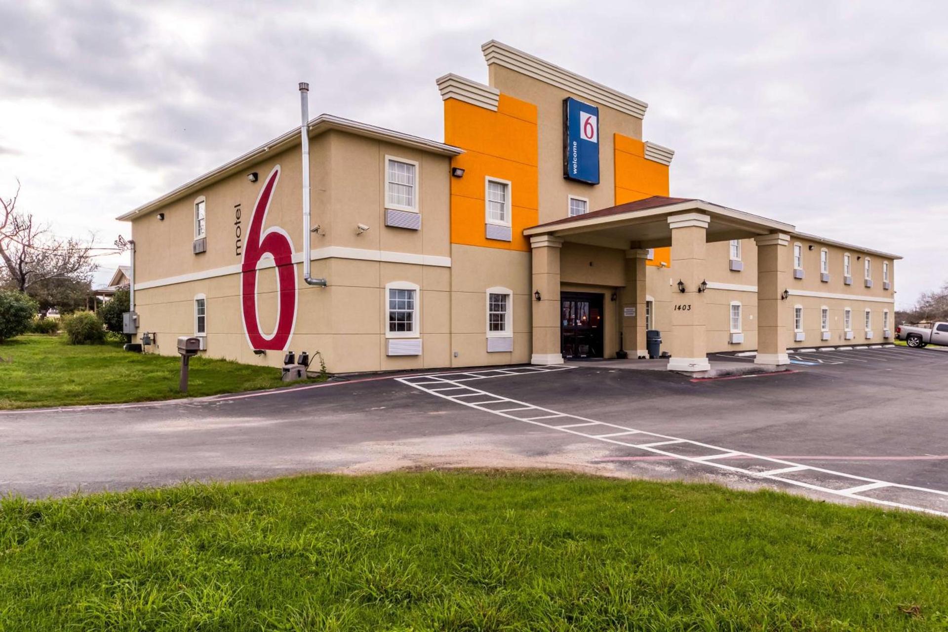 Motel 6-Jourdanton, TX photo 2