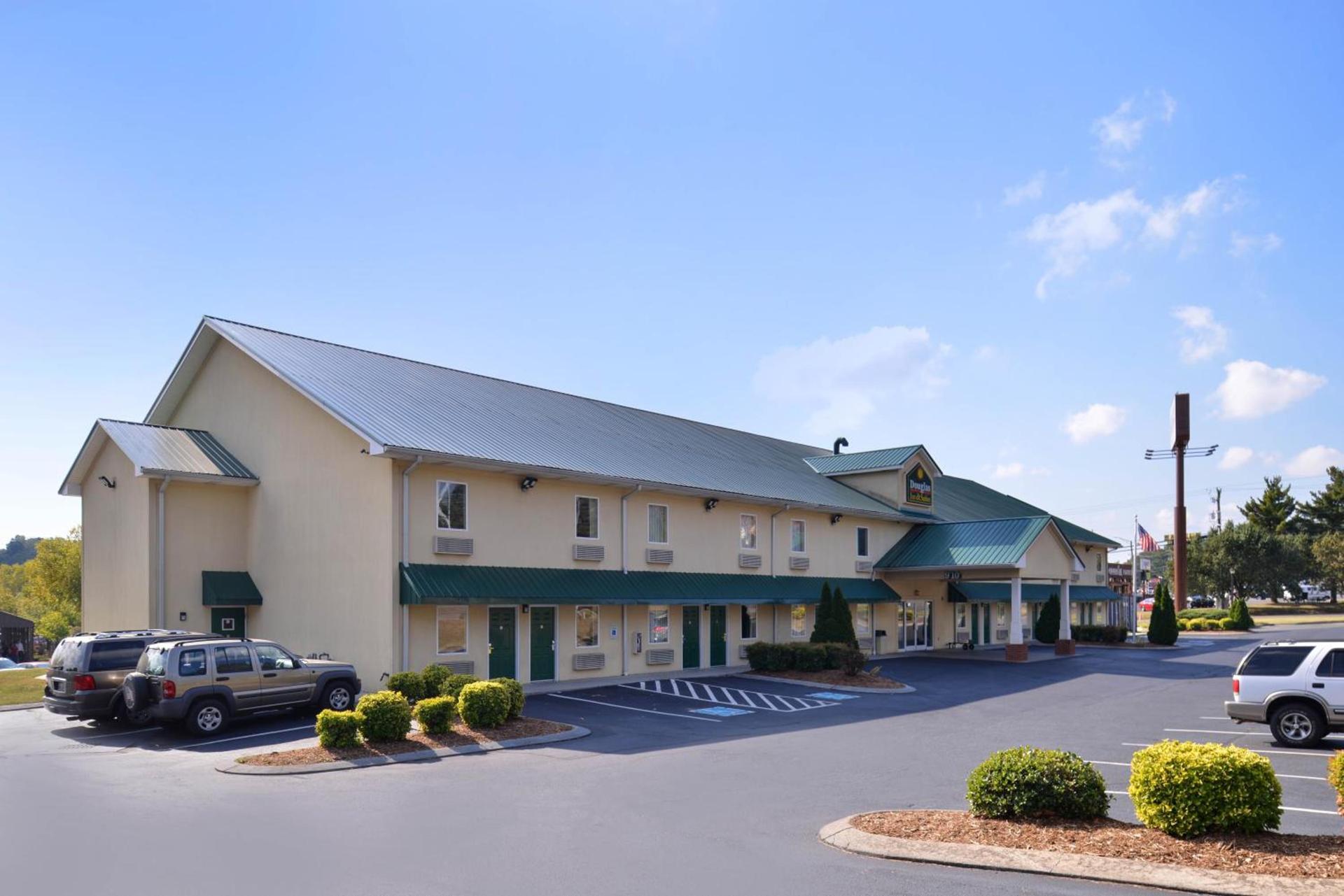 Douglas Inn & Suites photo 2