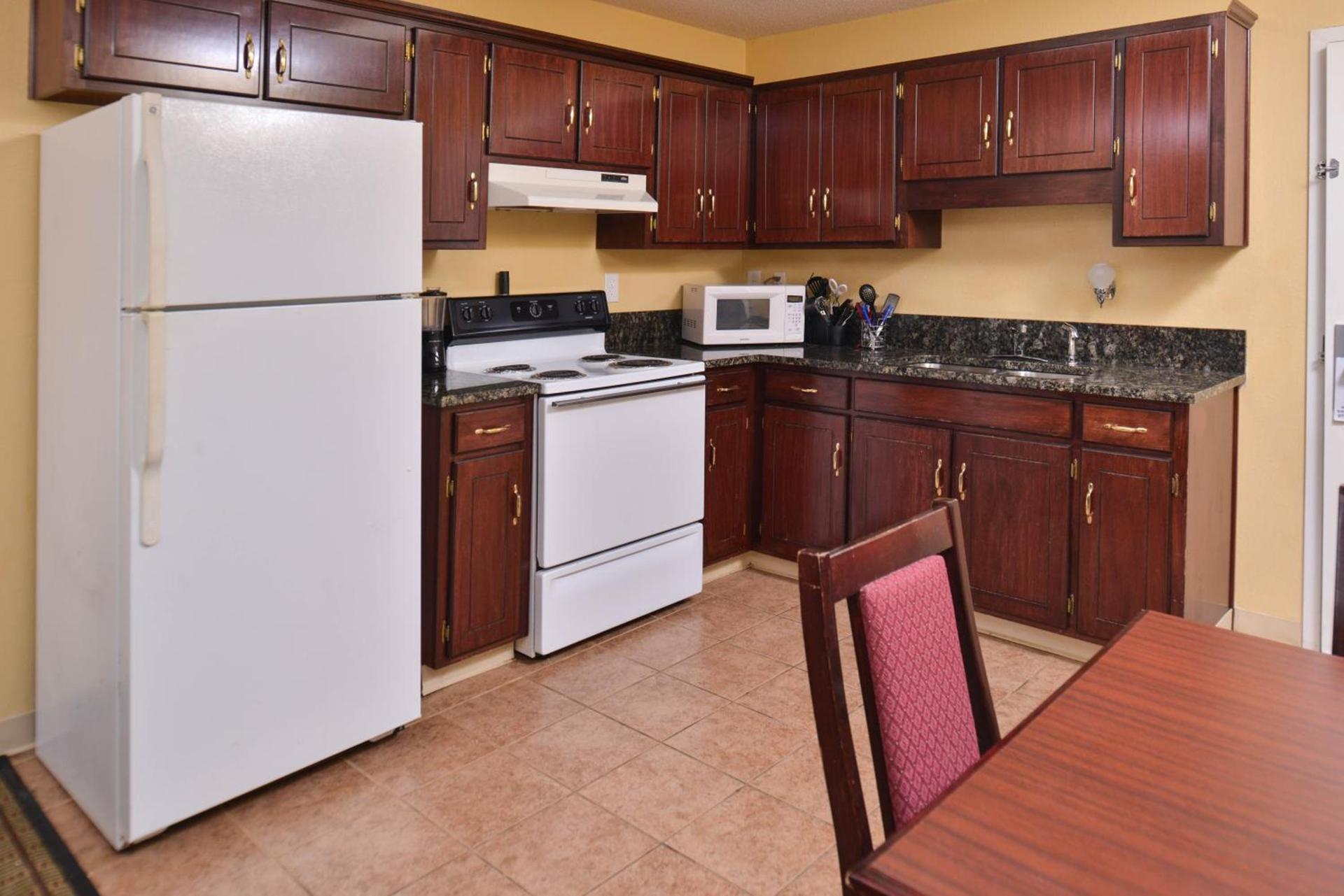 Douglas Inn & Suites photo 13