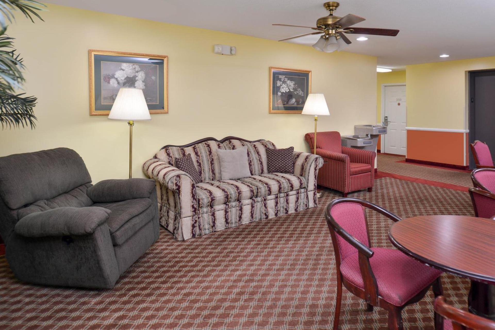 Douglas Inn & Suites photo 14