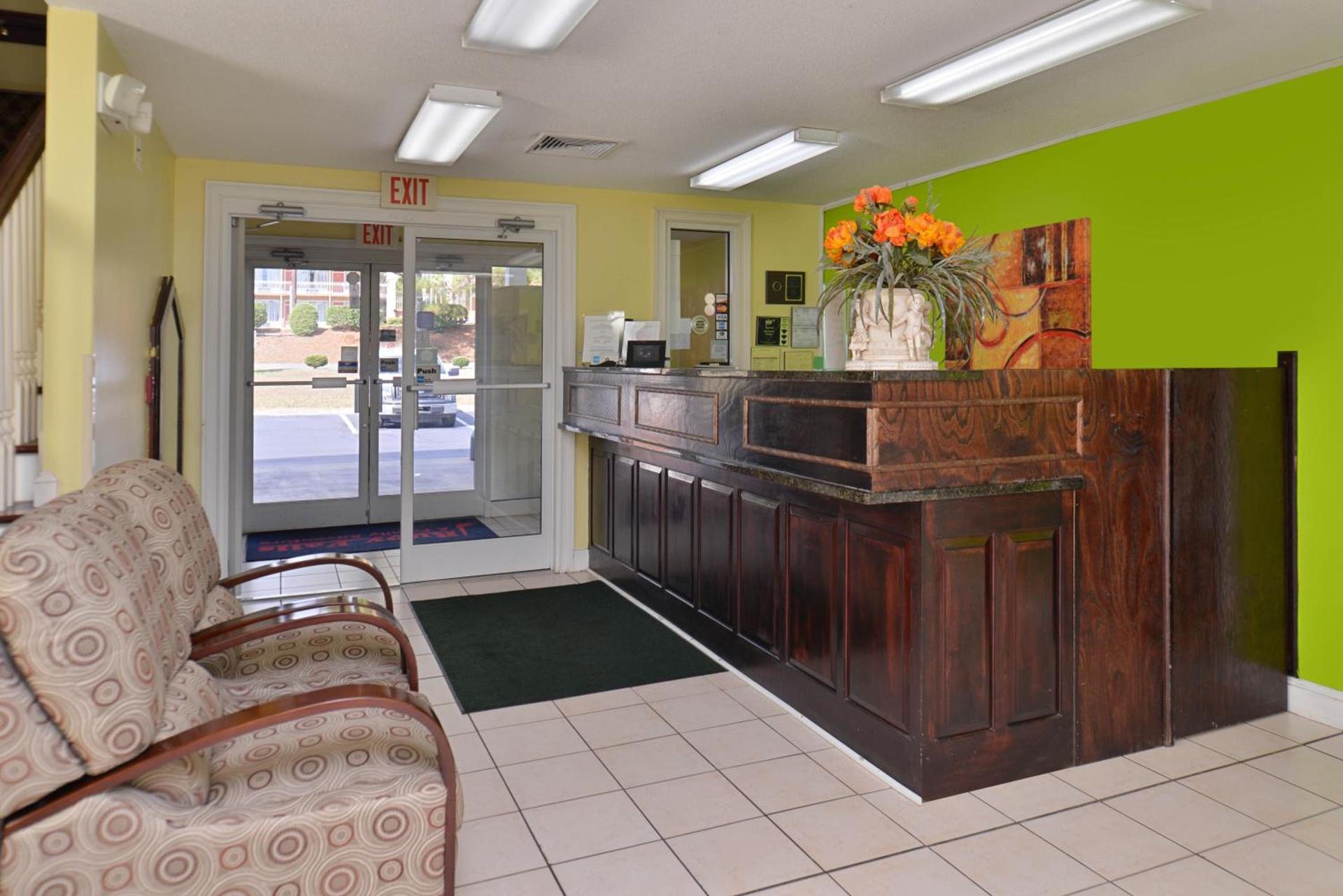 Douglas Inn & Suites photo 9