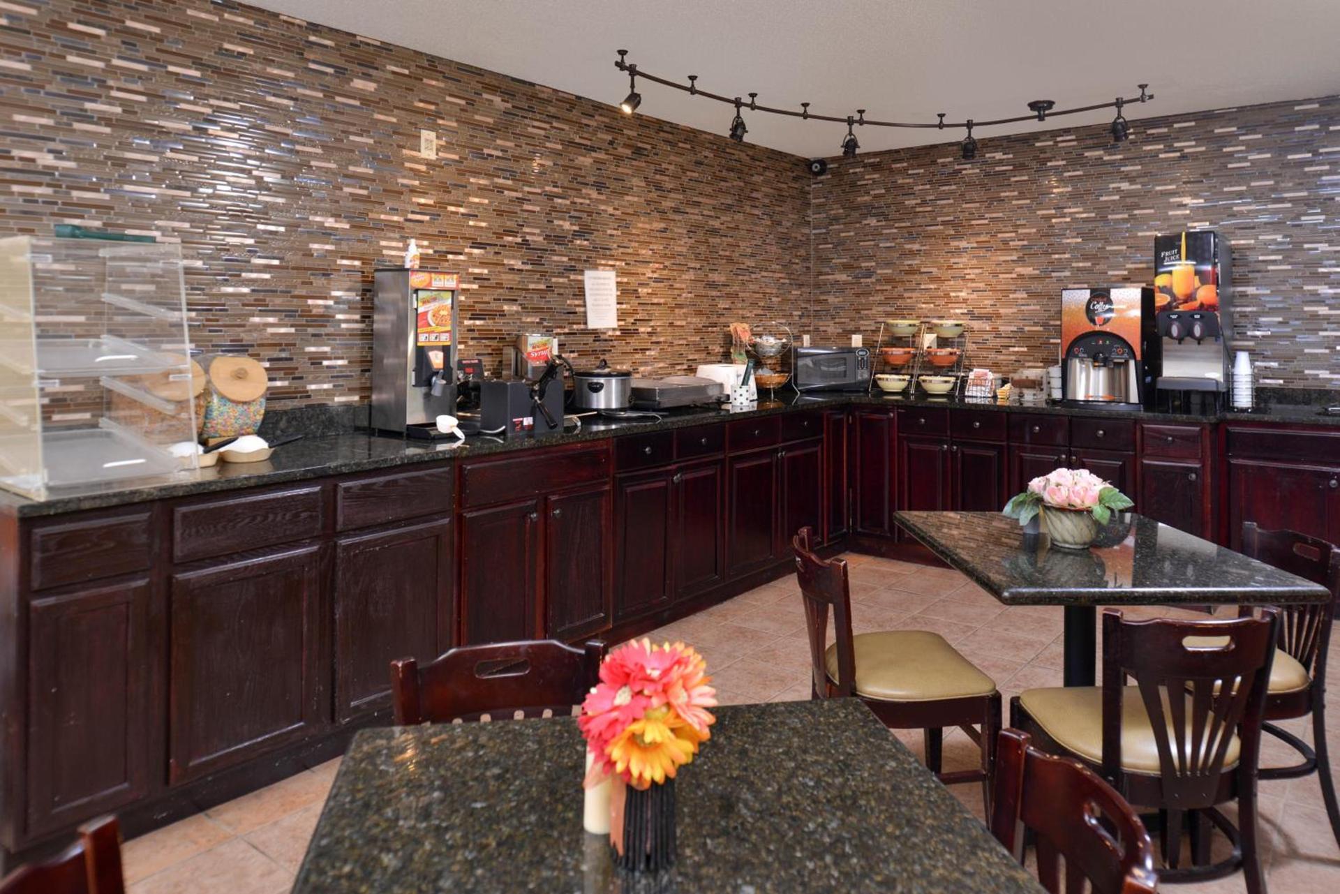 Douglas Inn & Suites photo 15