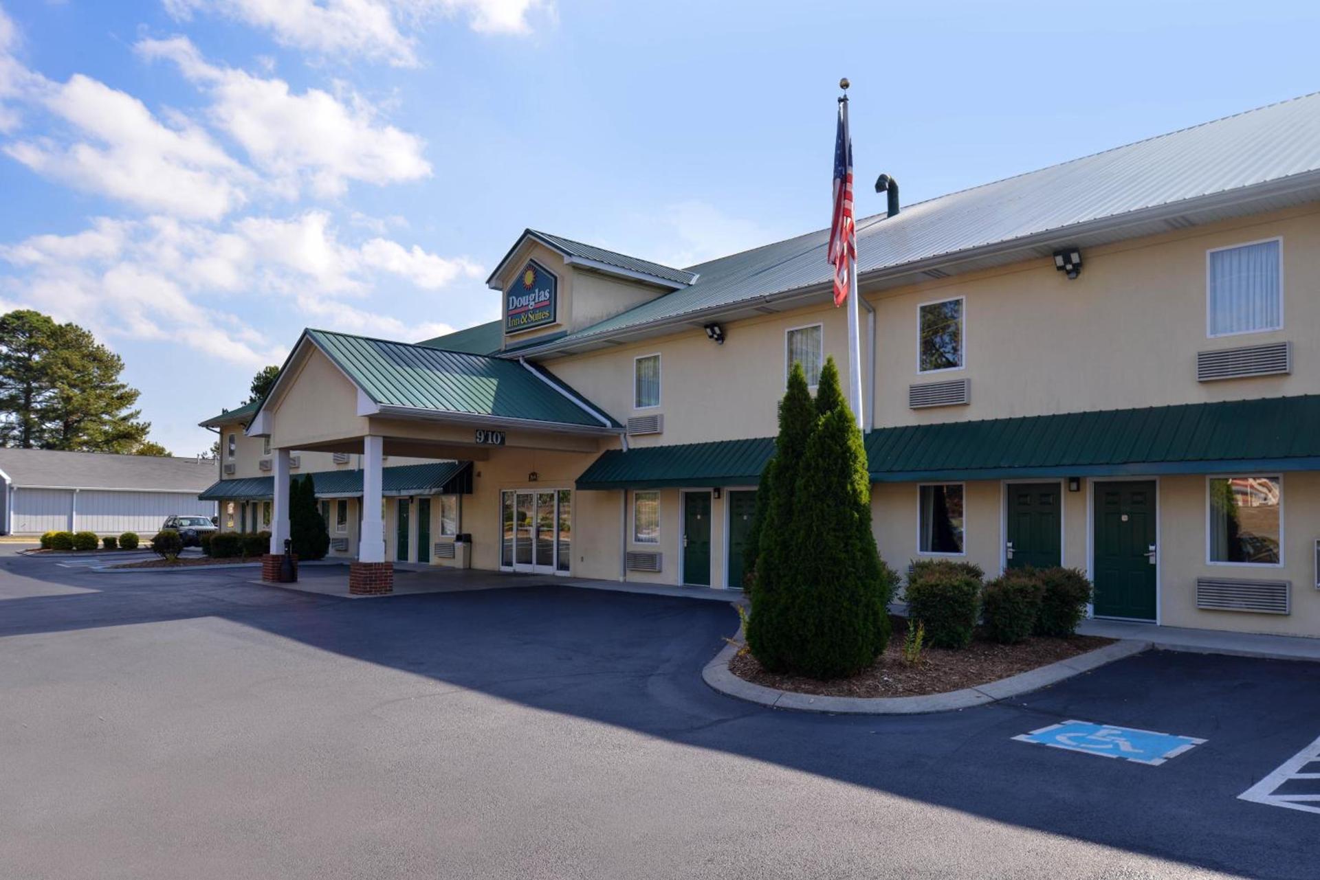 Douglas Inn & Suites photo 5