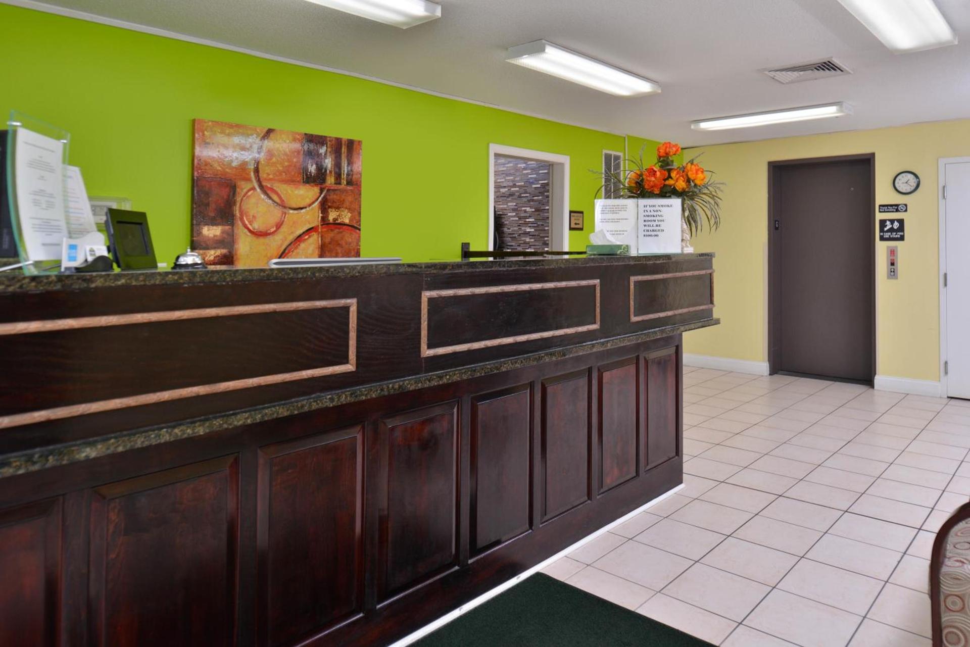 Douglas Inn & Suites photo 8