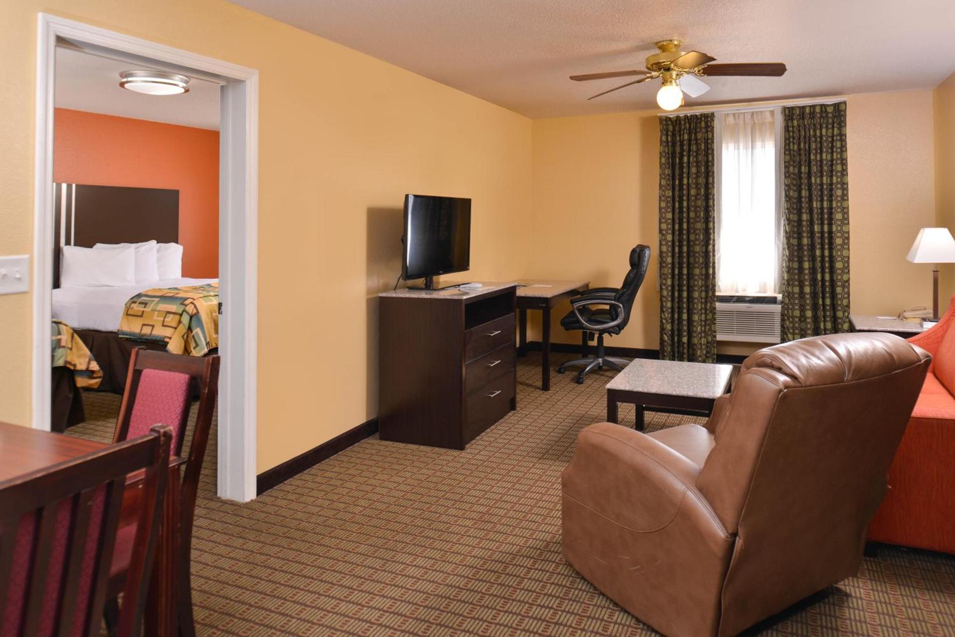 Douglas Inn & Suites photo 21