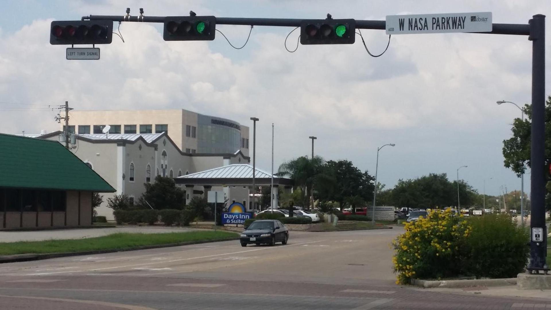 Days Inn & Suites by Wyndham Webster NASA-ClearLake-Houston photo 45