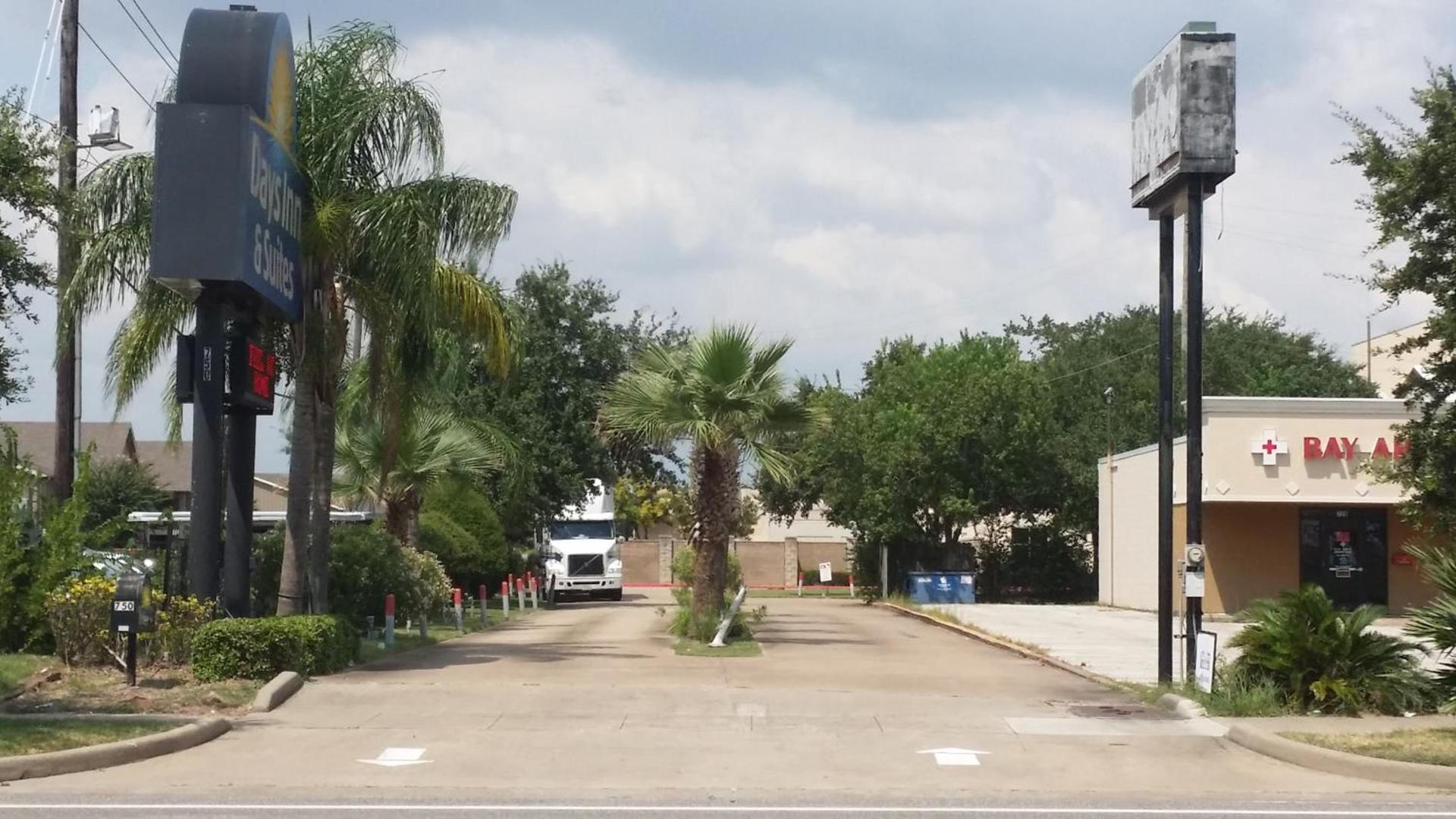 Days Inn & Suites by Wyndham Webster NASA-ClearLake-Houston photo 48