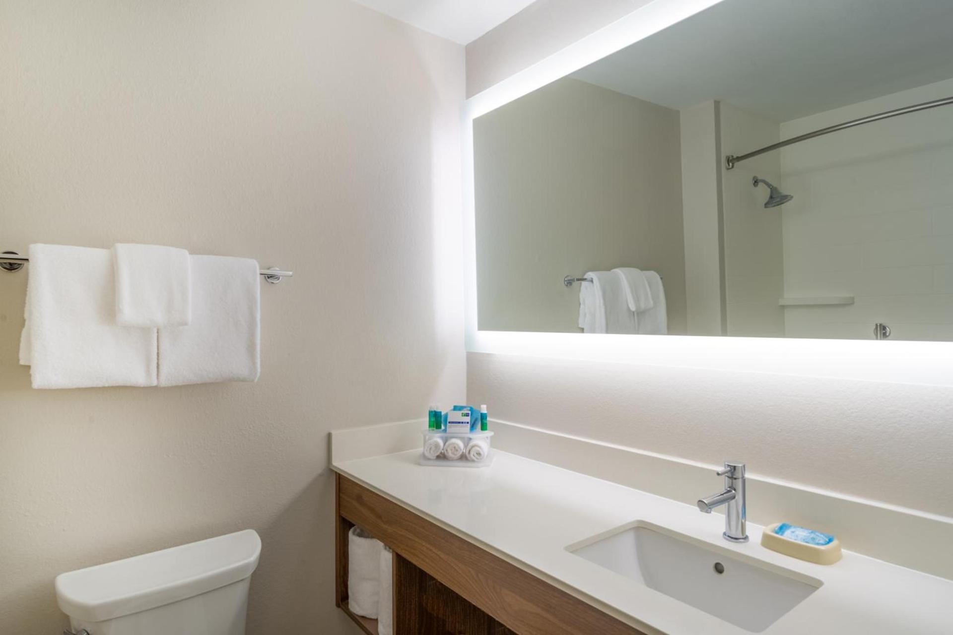 Holiday Inn Express Hotel Howe / Sturgis by IHG photo 6