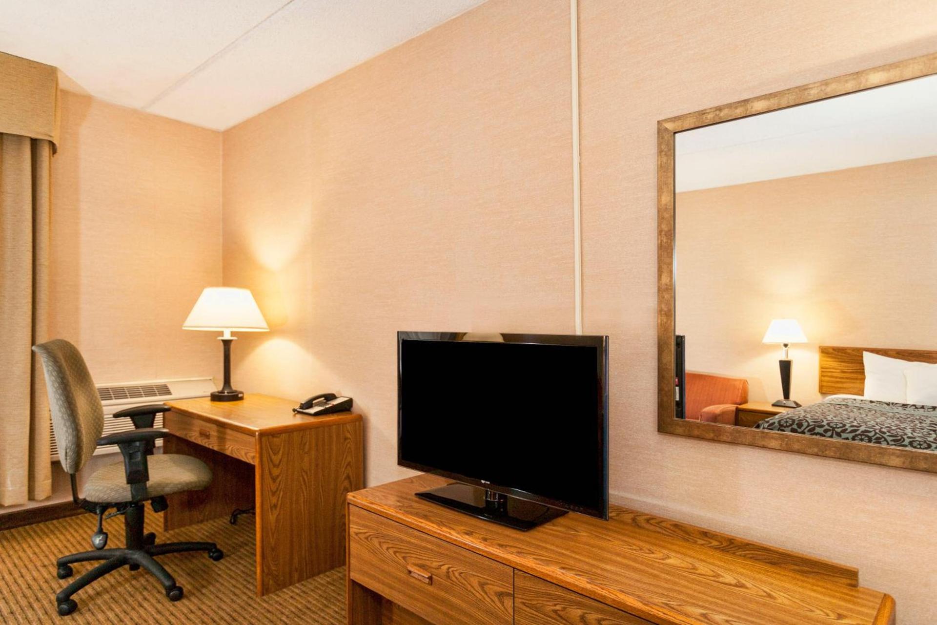 Days Inn by Wyndham Duluth Lakewalk photo 21