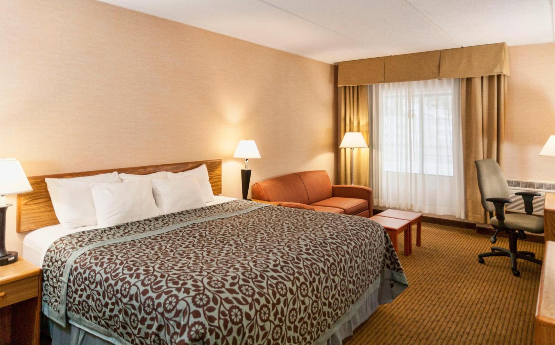 Days Inn by Wyndham Duluth Lakewalk photo 2