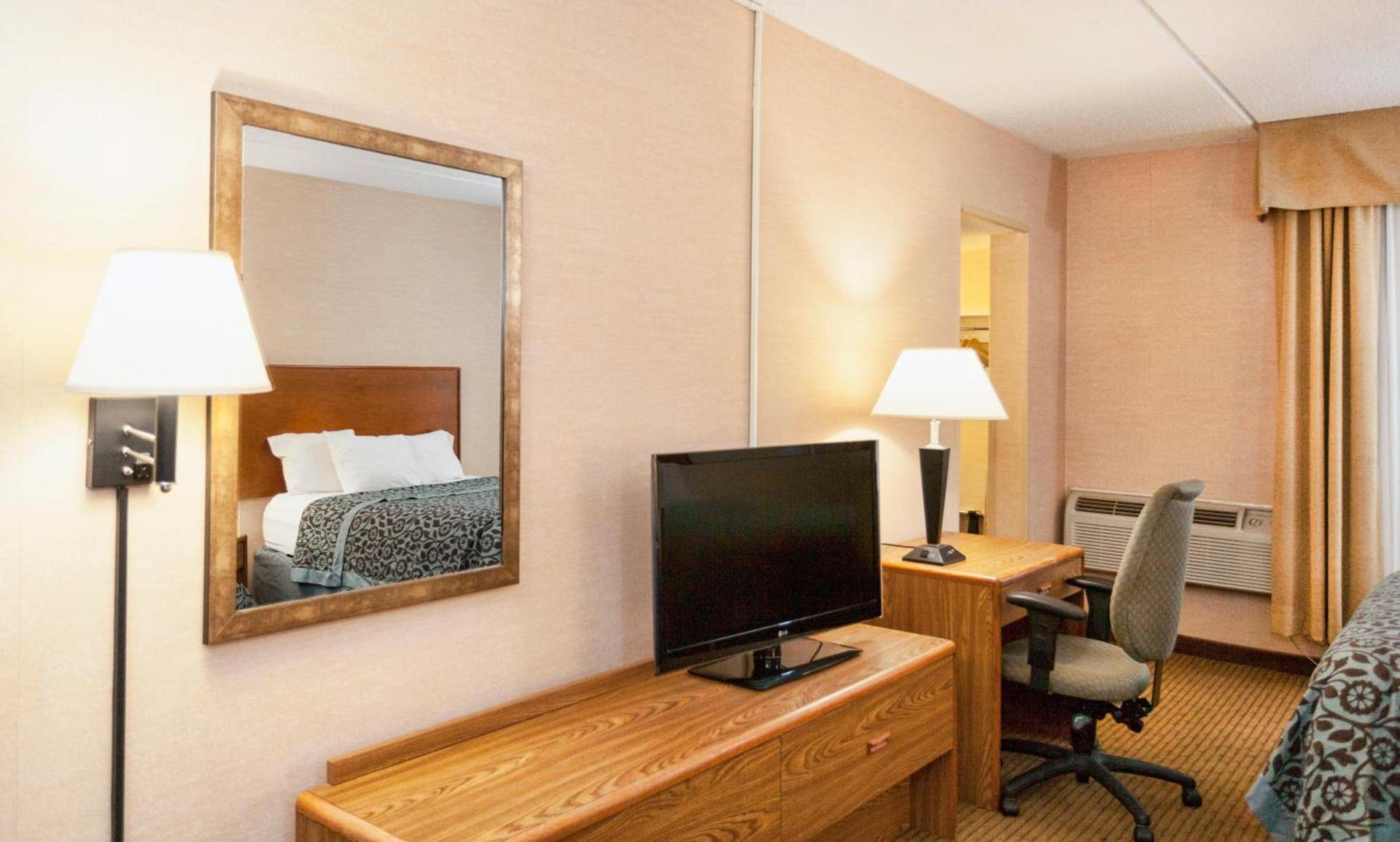 Days Inn by Wyndham Duluth Lakewalk photo 19