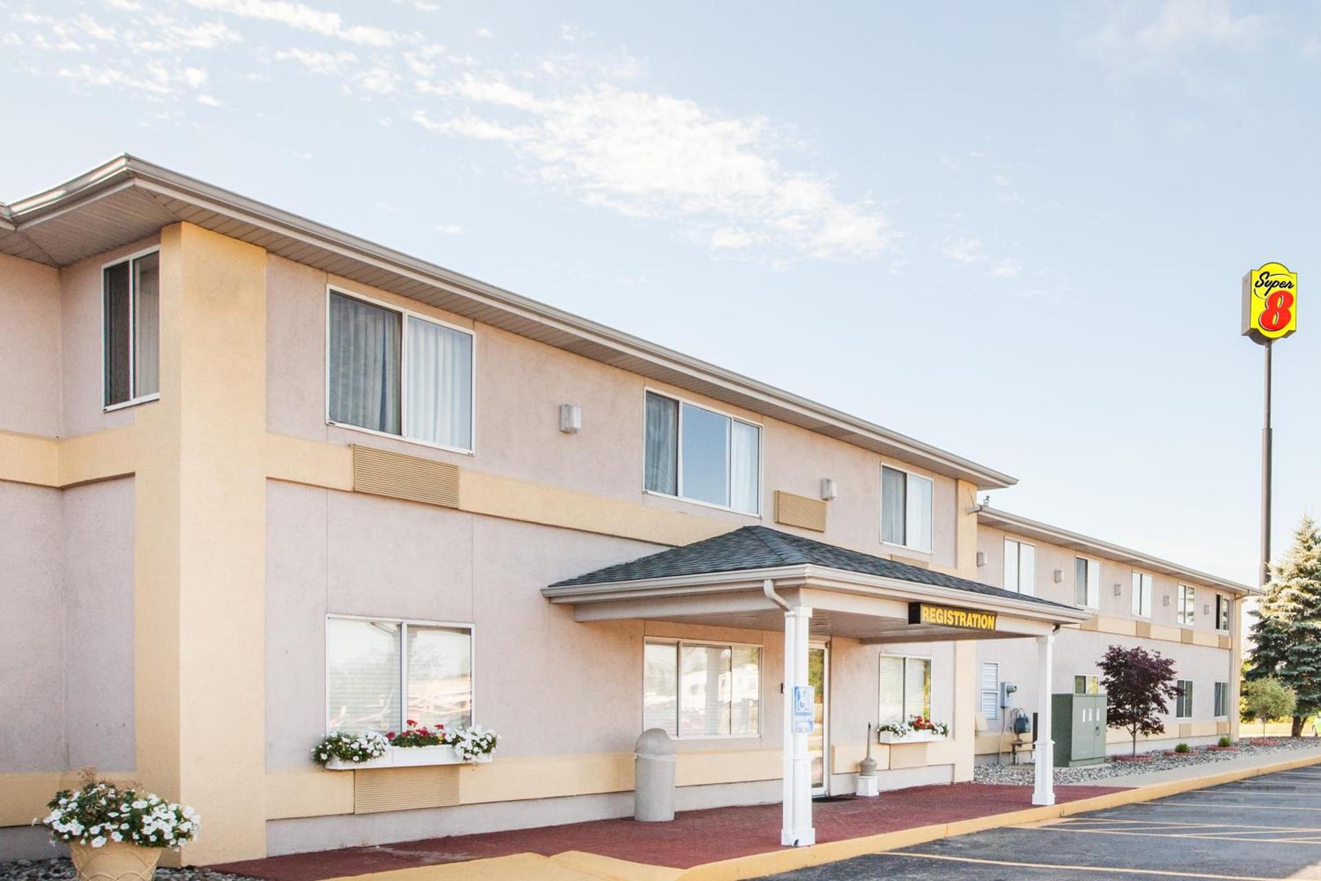 Super 8 by Wyndham Ionia MI photo 19