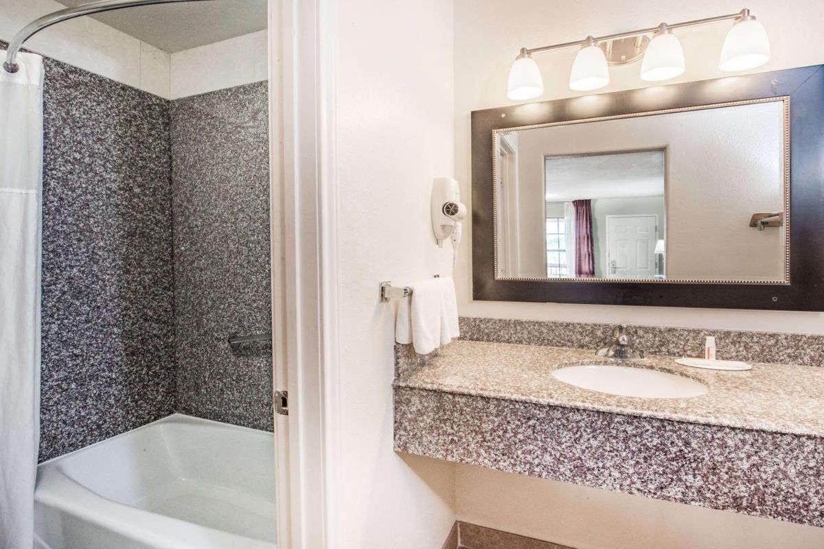 Days Inn by Wyndham McAllen photo 16