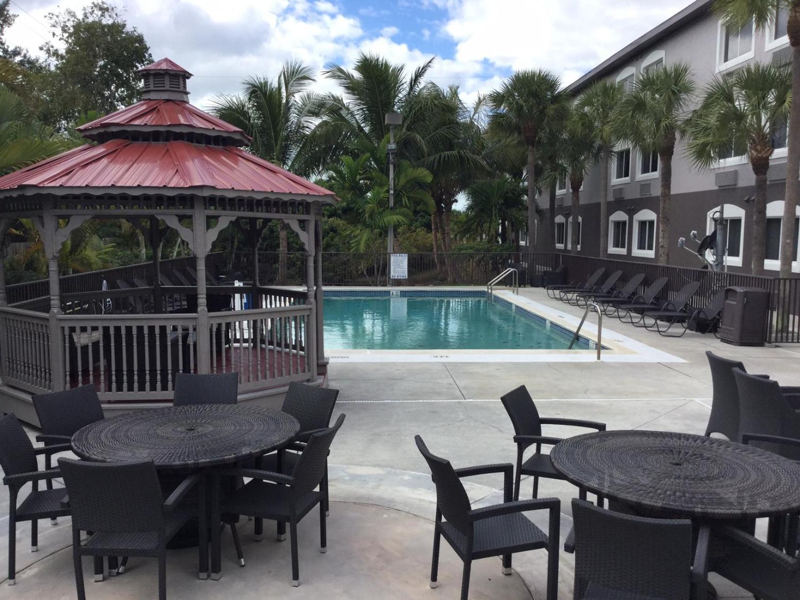 Days Inn & Suites by Wyndham Bonita Springs North Naples photo 6