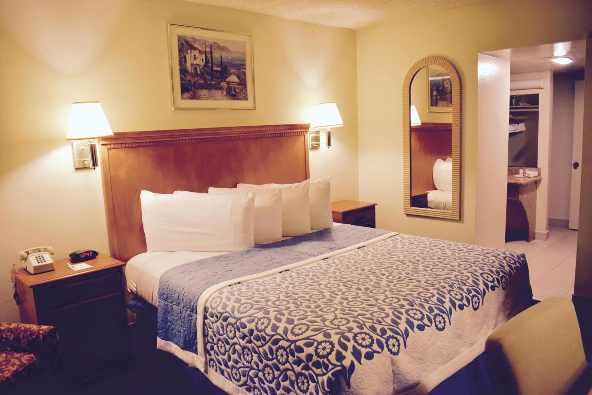 Days Inn by Wyndham Anaheim Near the Park photo 24