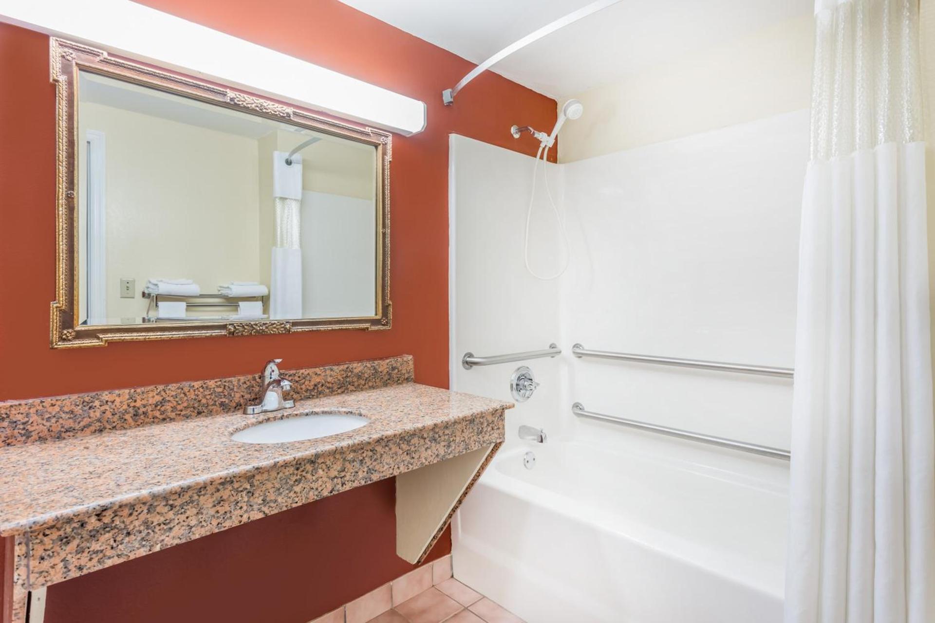 Days Inn by Wyndham Trenton photo 35