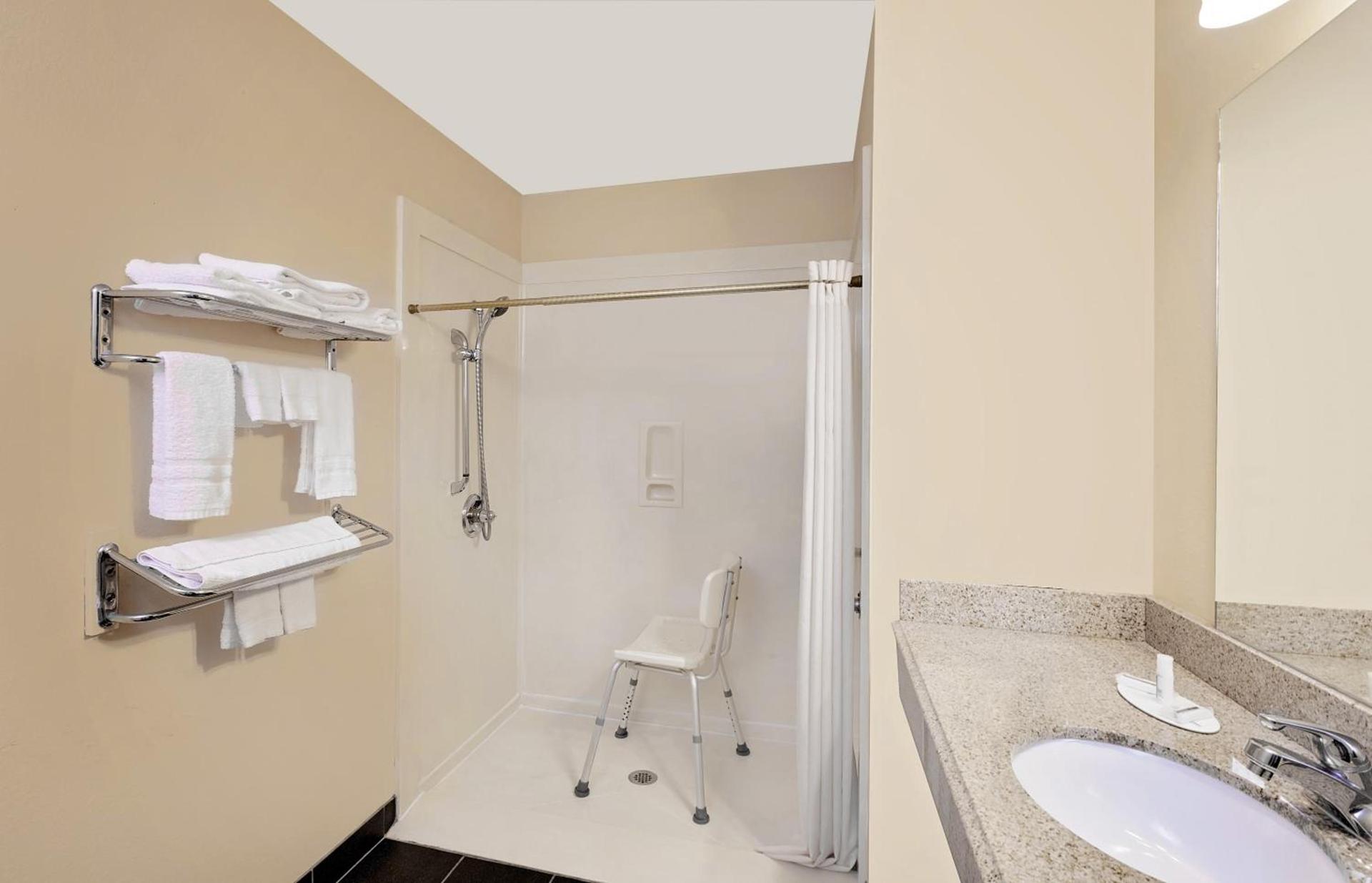 Super 8 by Wyndham Siloam Springs photo 27