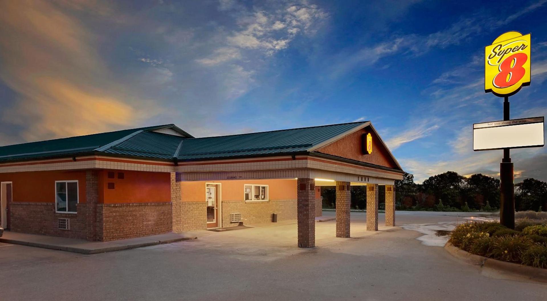 Super 8 by Wyndham Siloam Springs photo 16