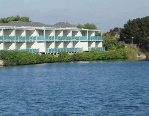Coral Reef Inn & Condo Suites — hotel in Alameda
