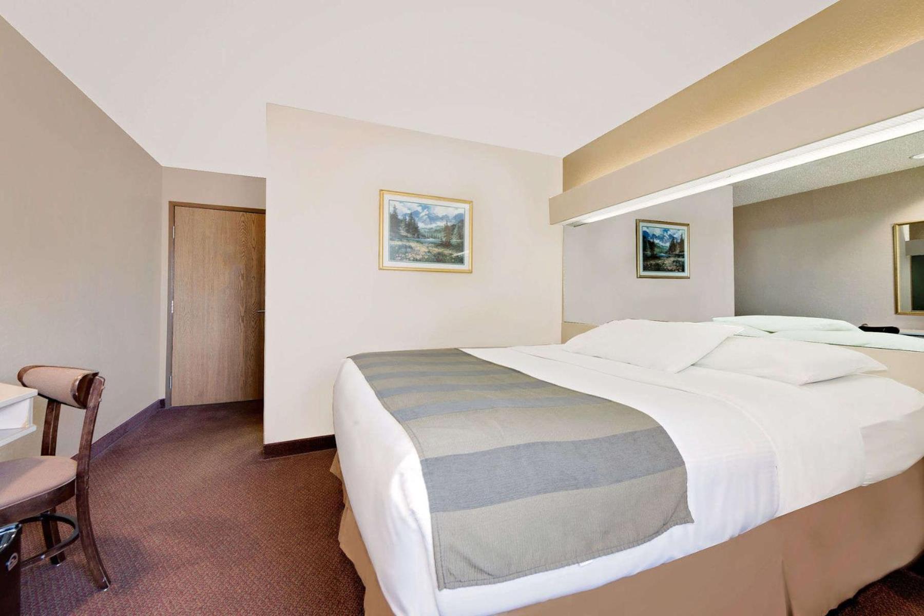 Microtel Inn & Suites by Wyndham Joplin photo 8