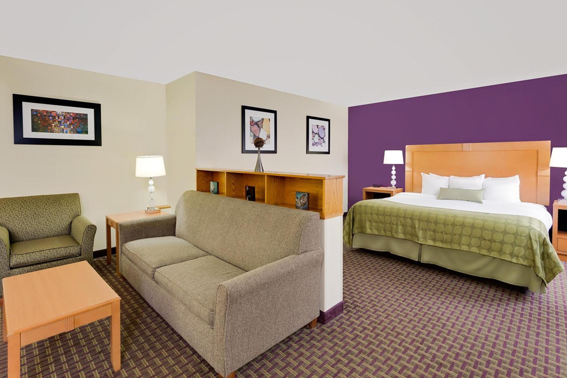 Ramada by Wyndham Marquette photo 31