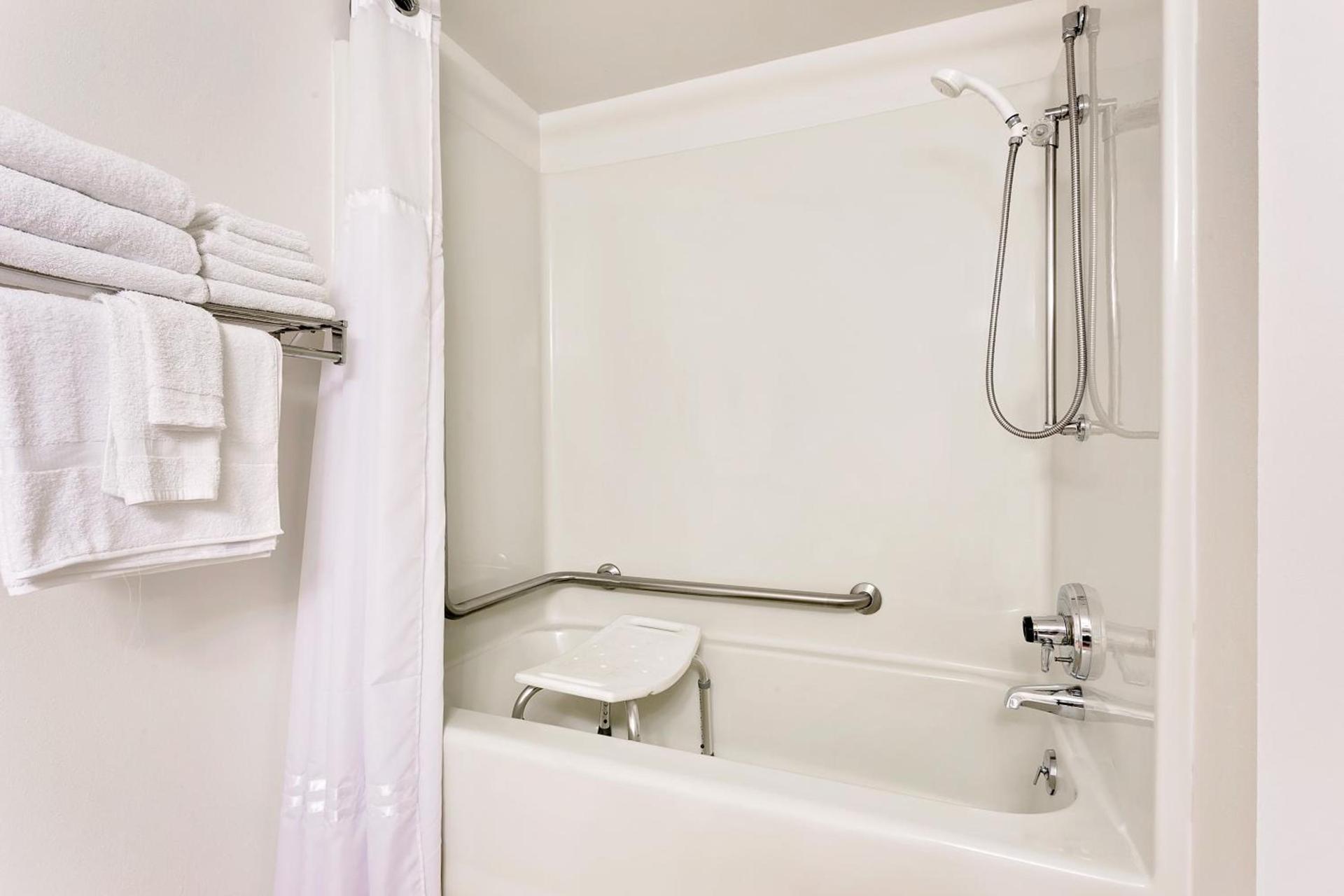 Ramada by Wyndham Marquette photo 30