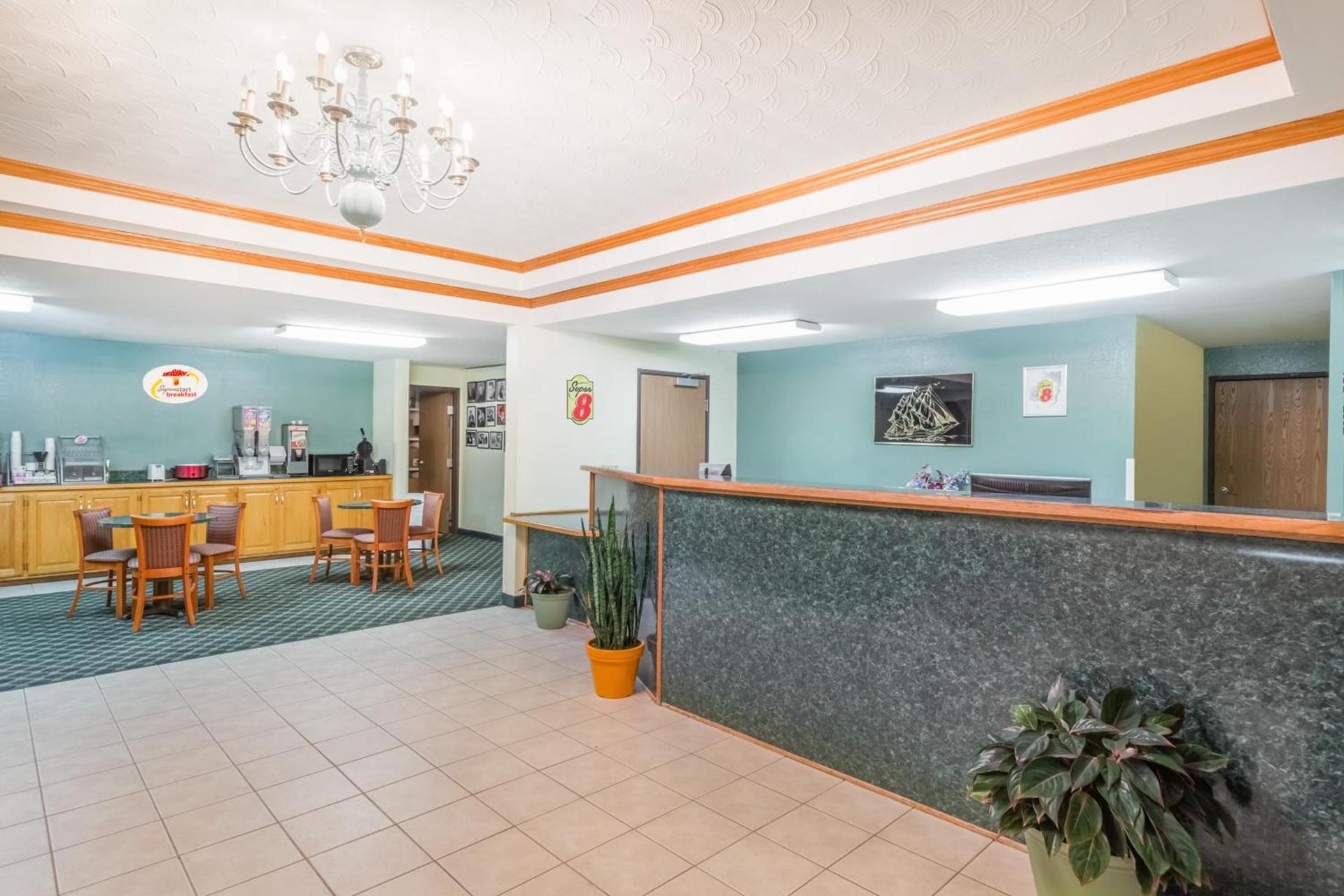 Super 8 by Wyndham Holton photo 16
