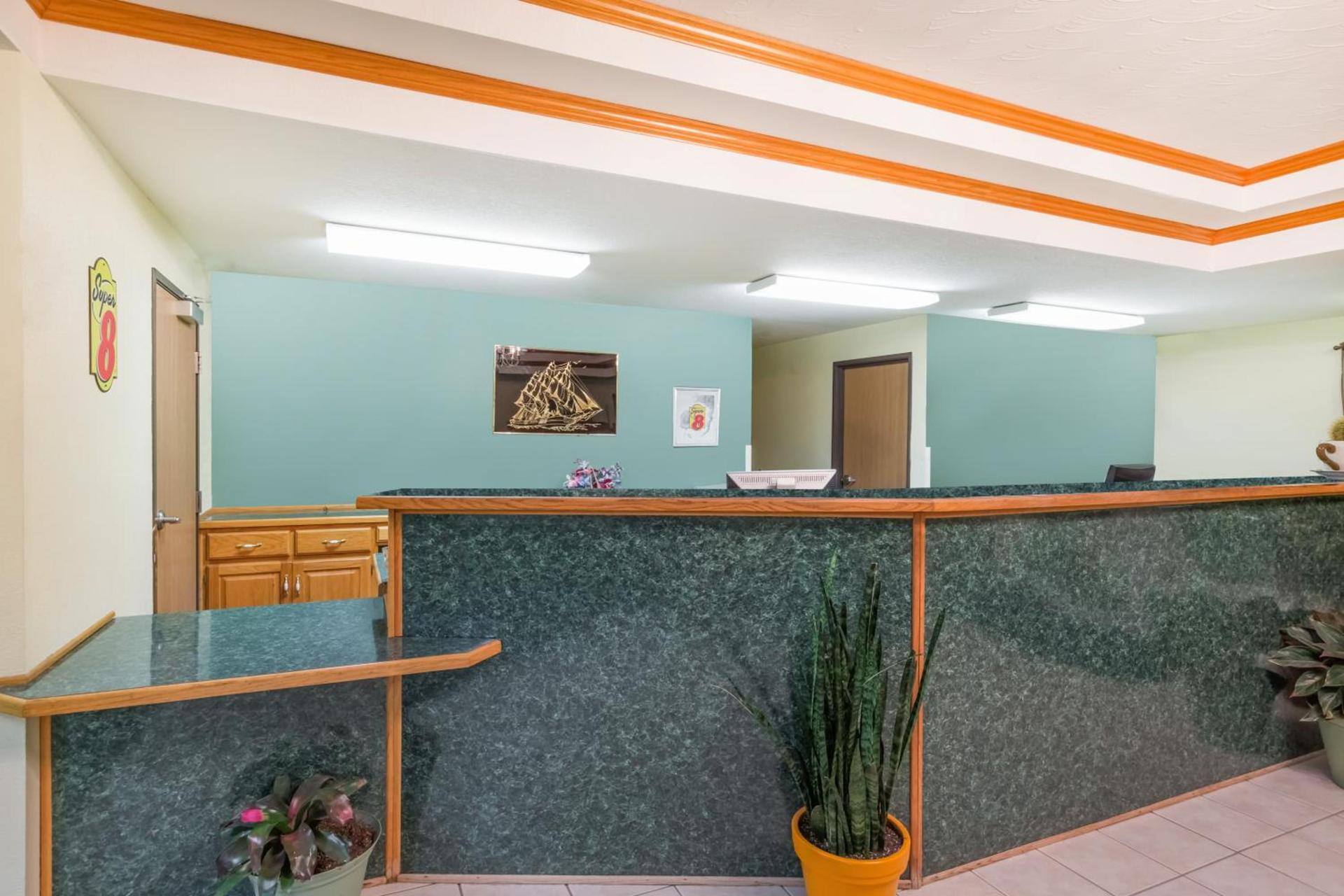 Super 8 by Wyndham Holton photo 17