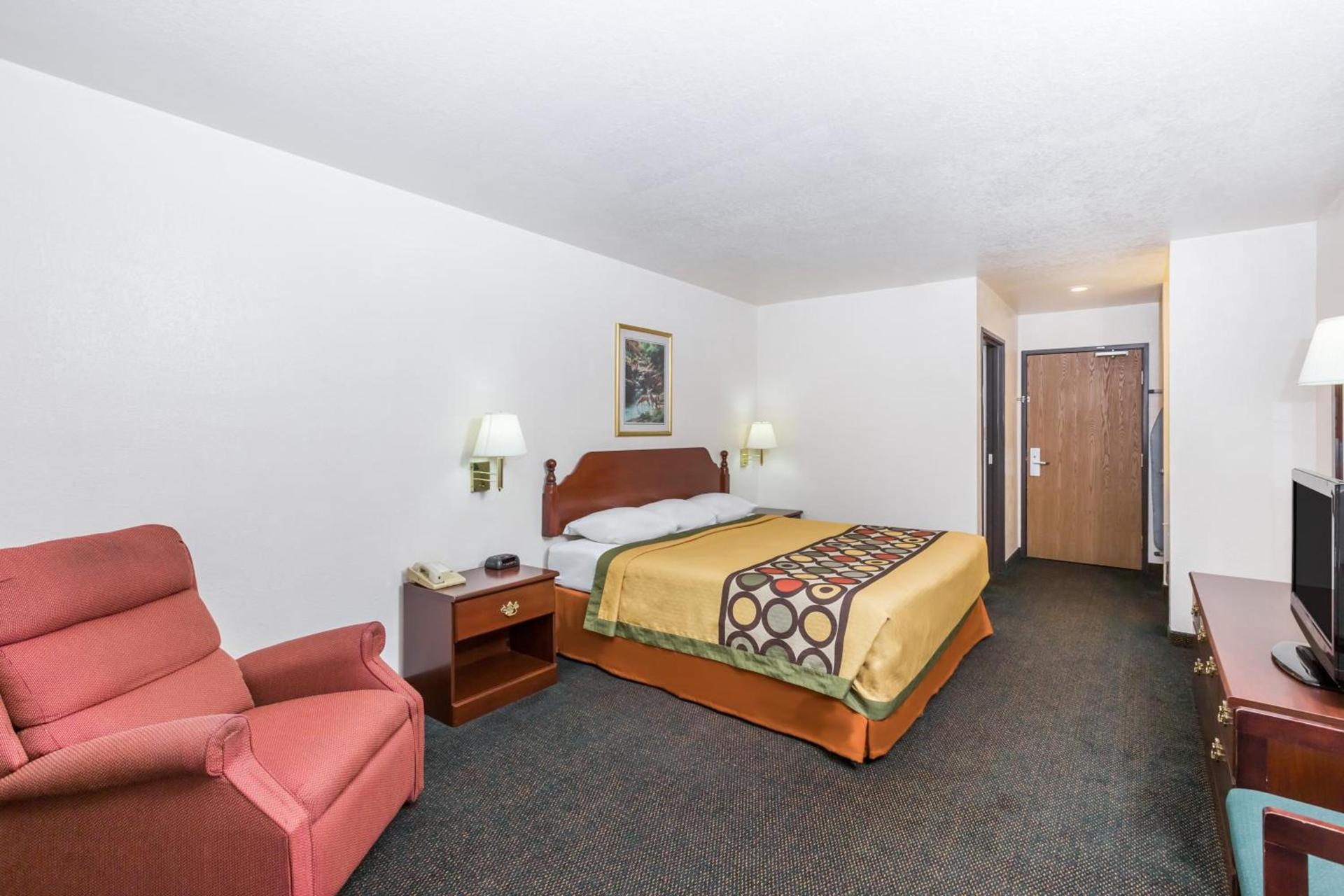 Super 8 by Wyndham Holton photo 18