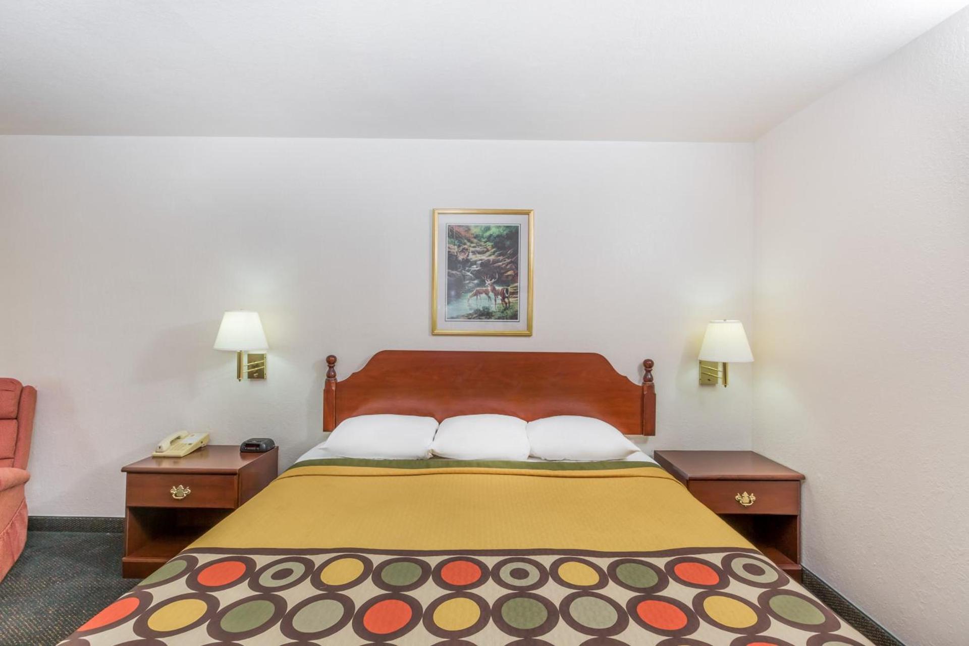 Super 8 by Wyndham Holton photo 19