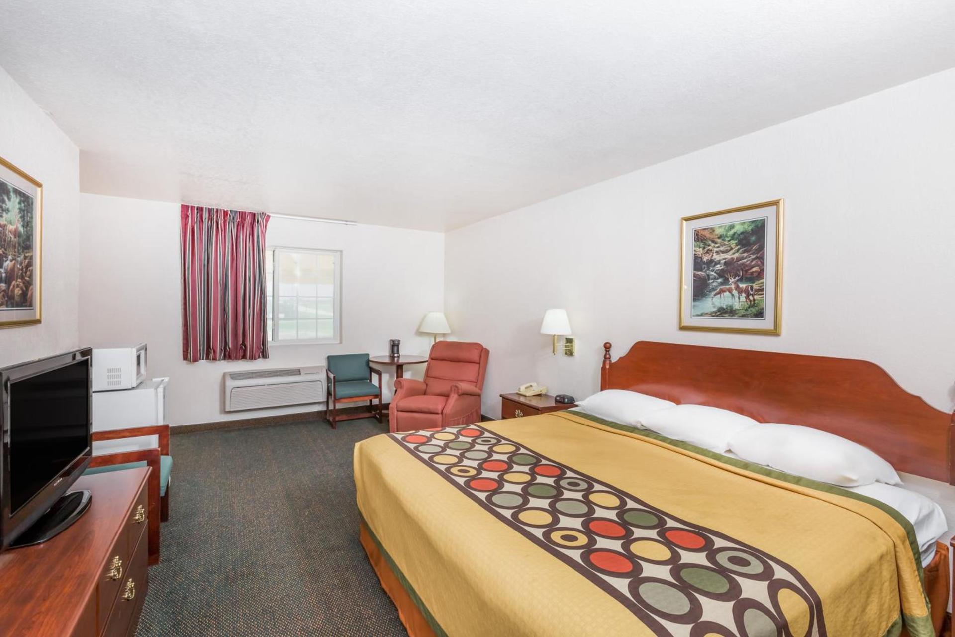 Super 8 by Wyndham Holton photo 20