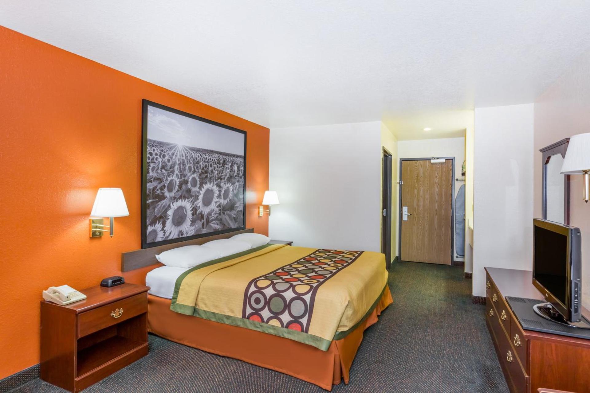 Super 8 by Wyndham Holton photo 21