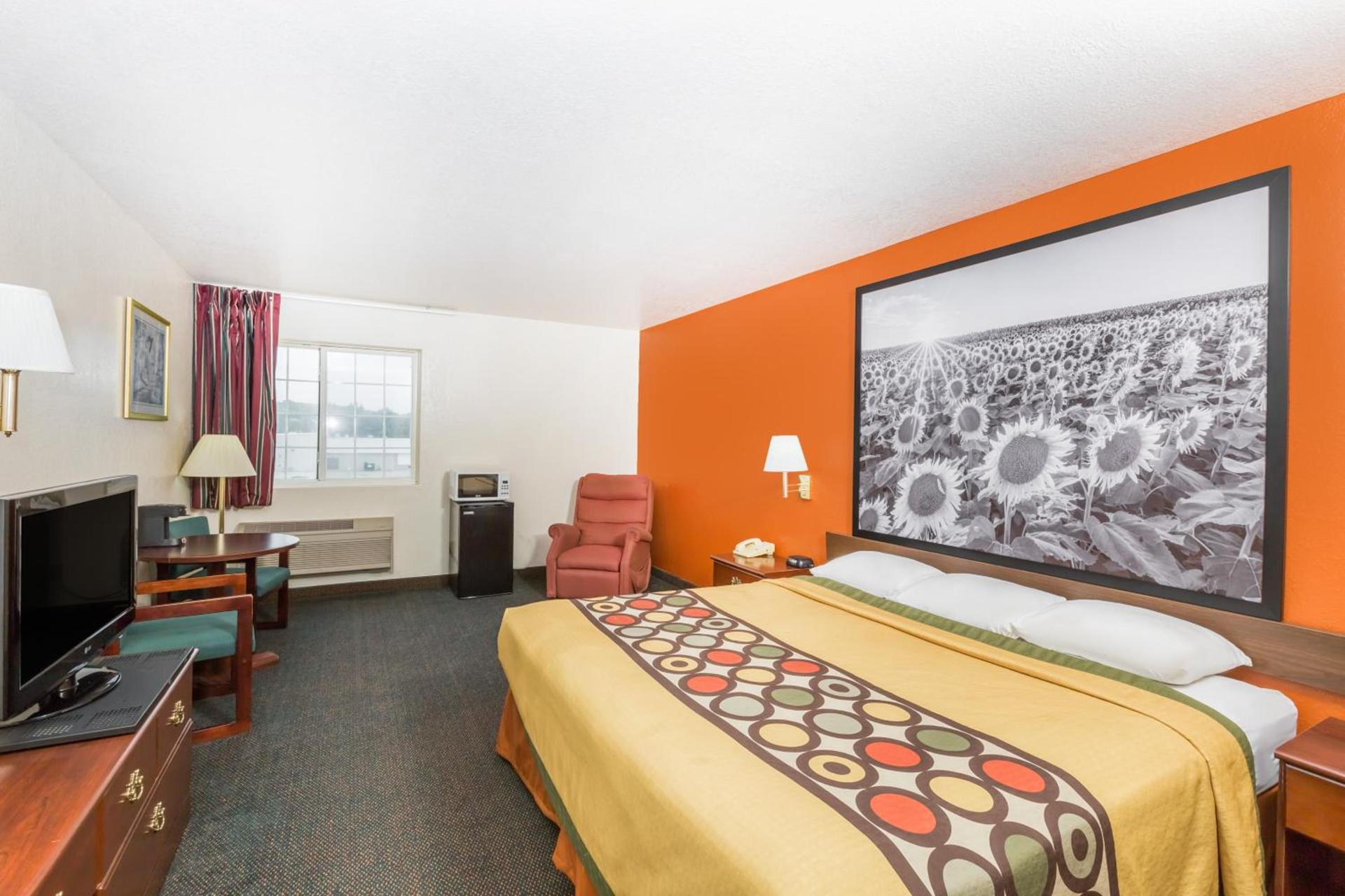 Super 8 by Wyndham Holton photo 23