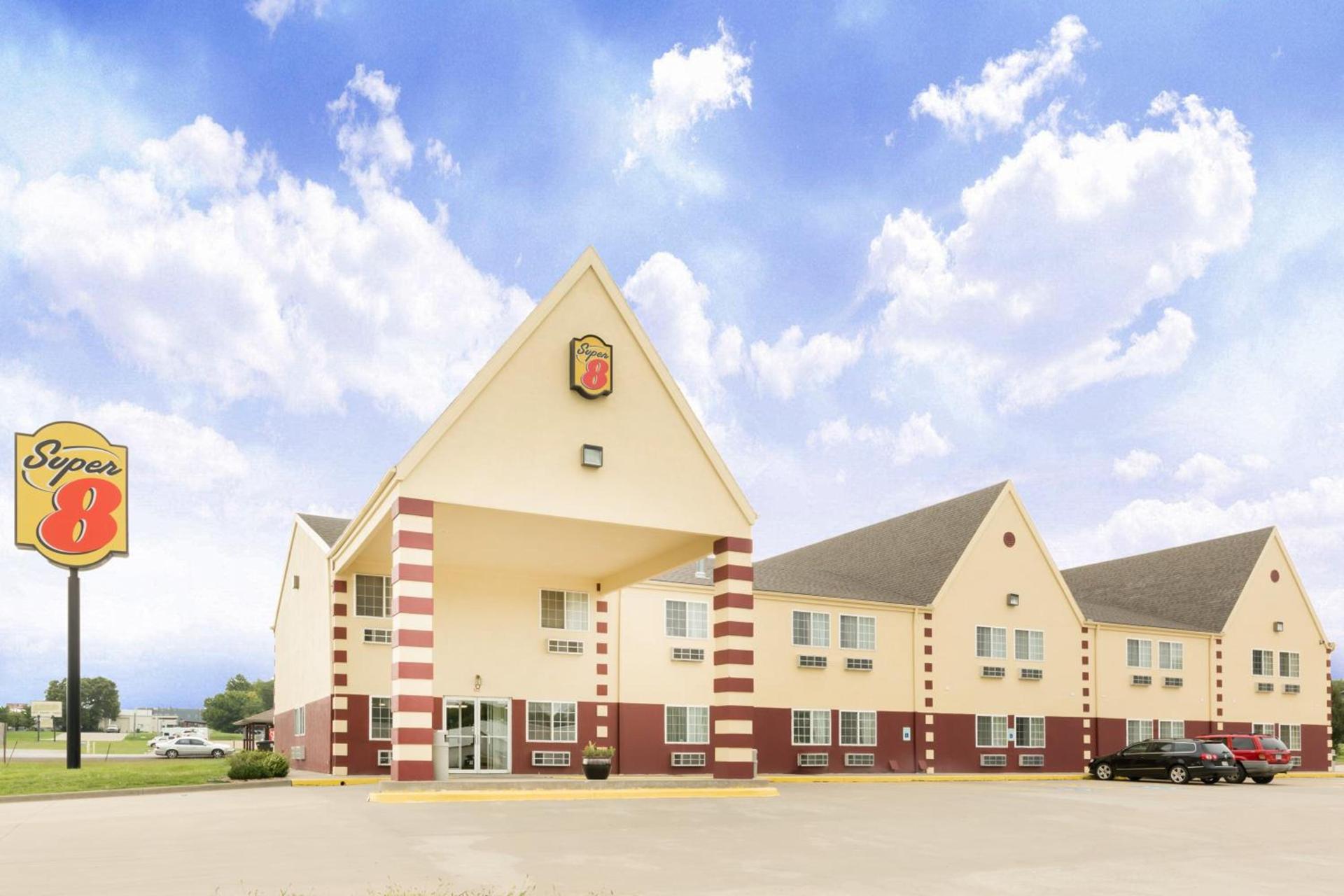 Super 8 by Wyndham Holton photo 24