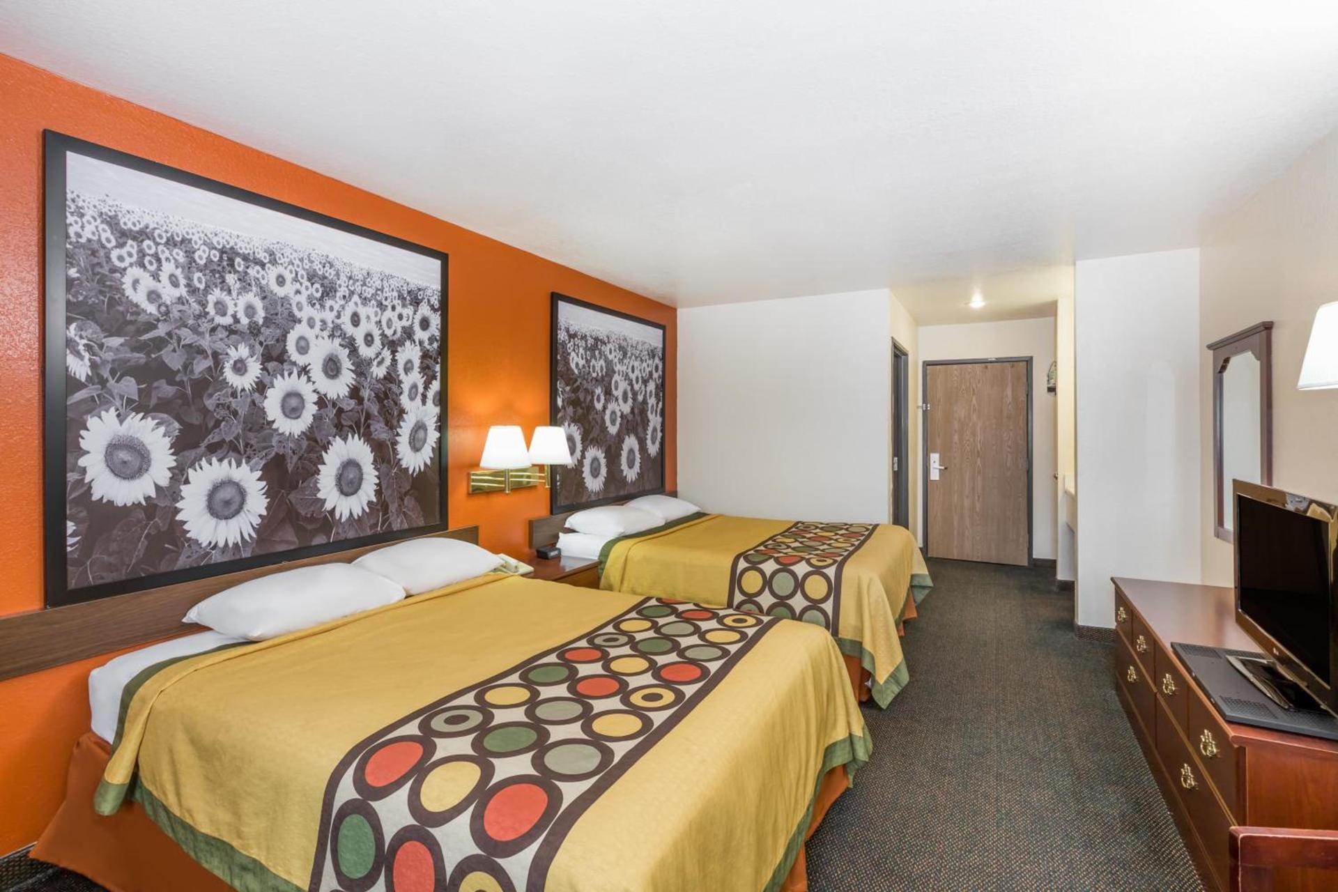 Super 8 by Wyndham Holton photo 25