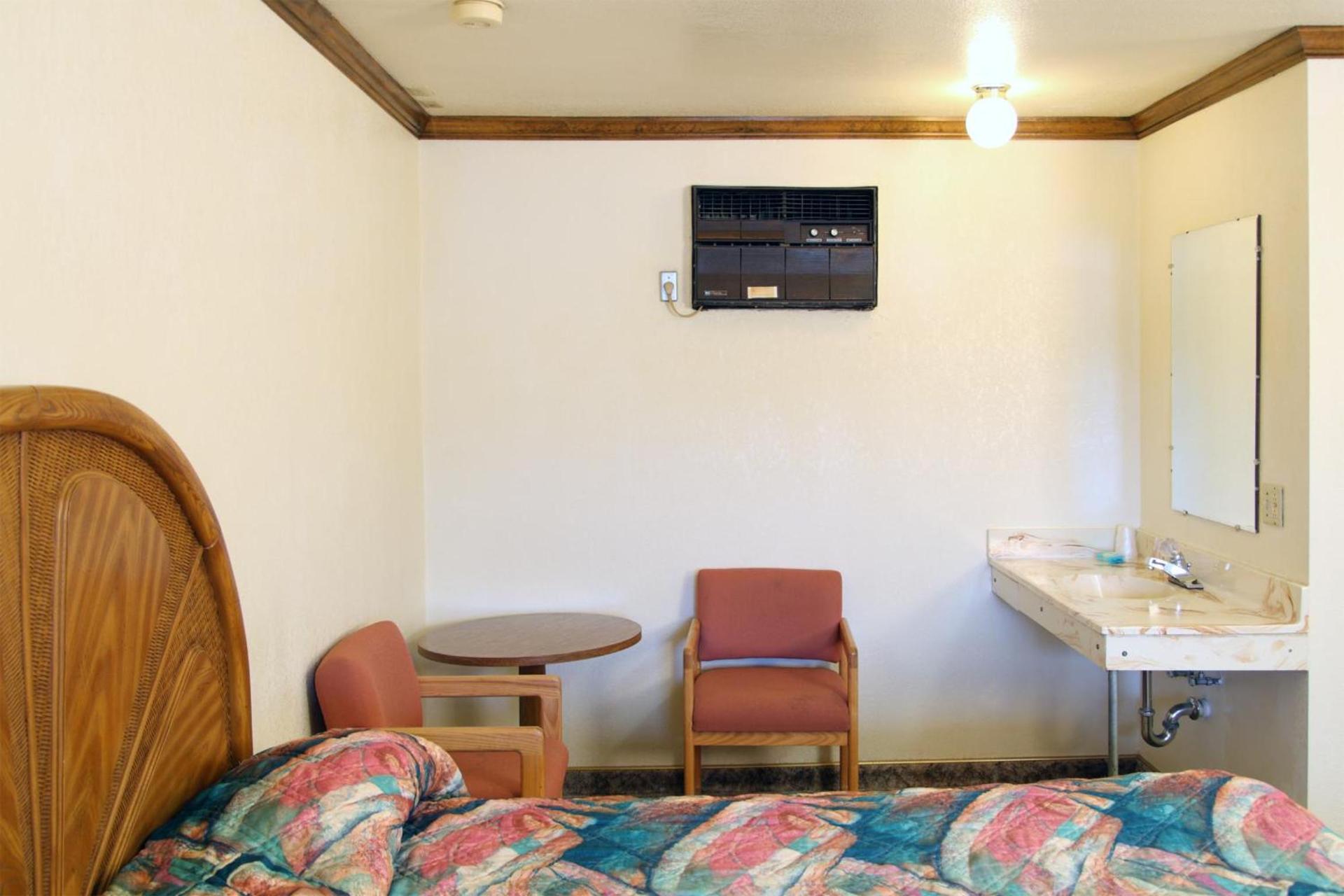 Dove Creek Inn photo 14