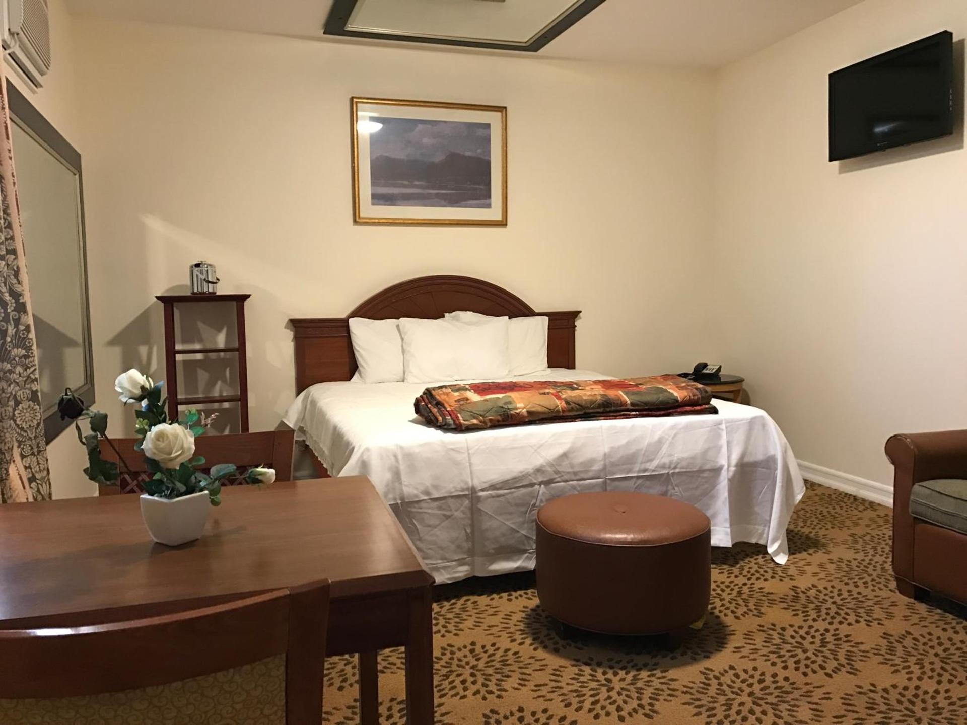 Waterbury Big Apple Motel photo 15