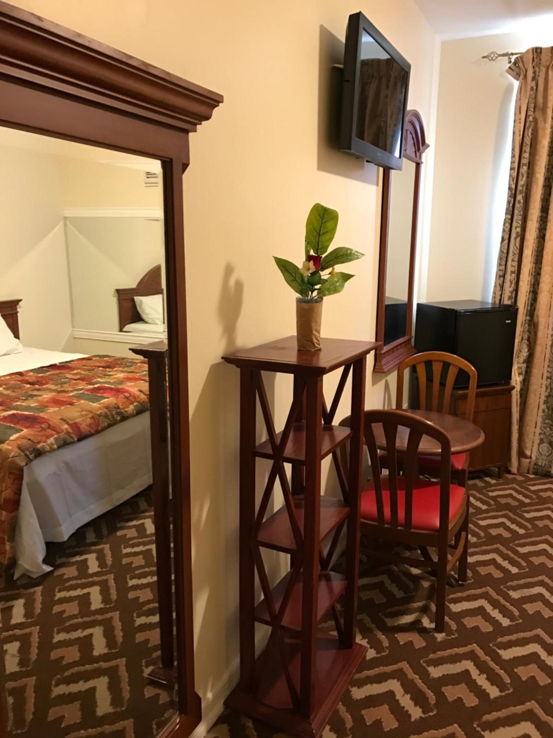 Waterbury Big Apple Motel photo 22
