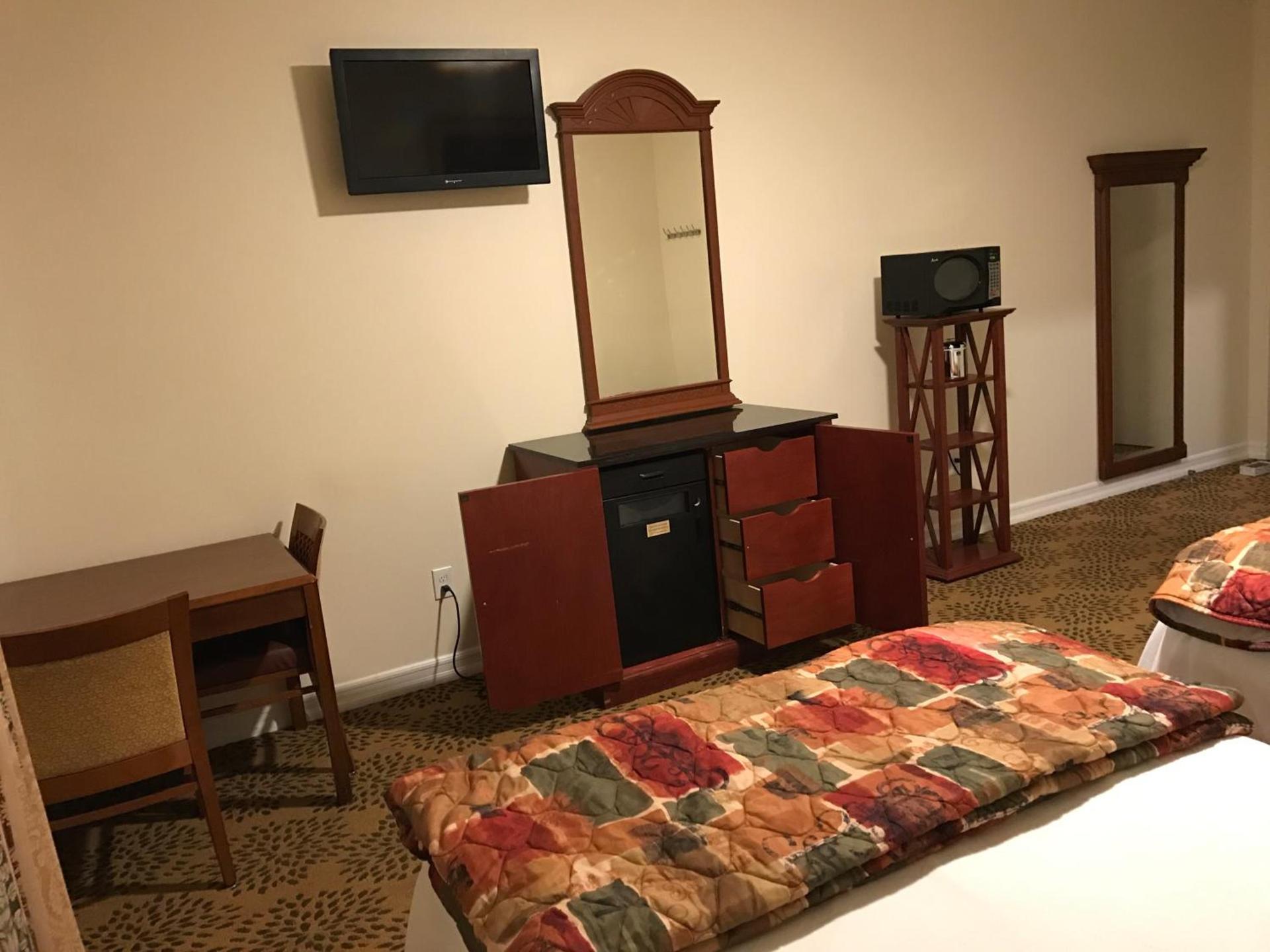 Waterbury Big Apple Motel photo 20