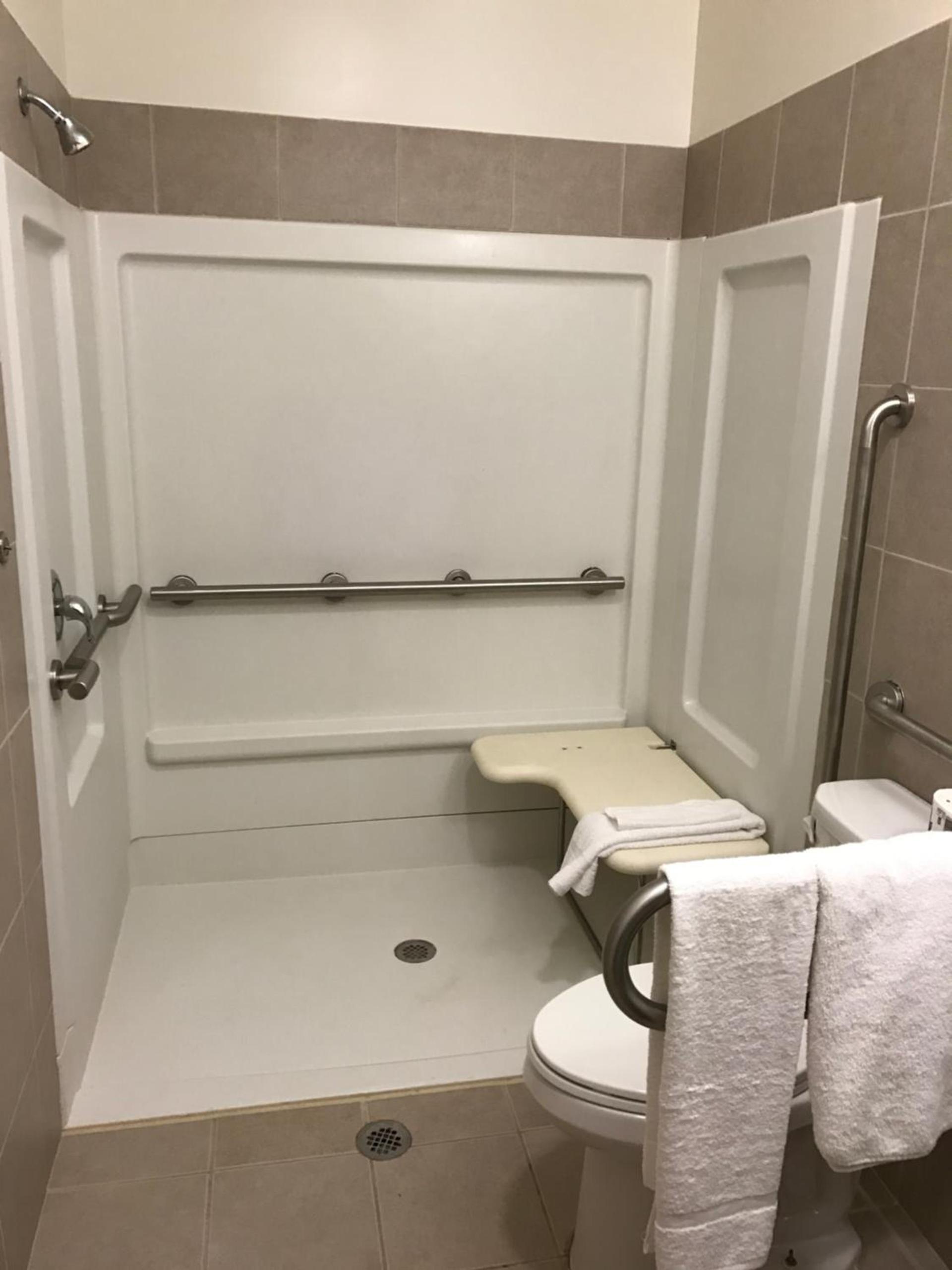 Waterbury Big Apple Motel photo 16