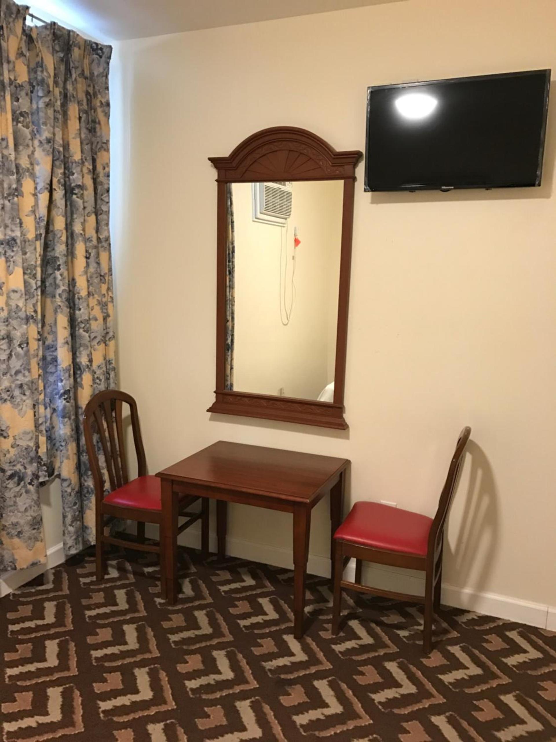 Waterbury Big Apple Motel photo 17