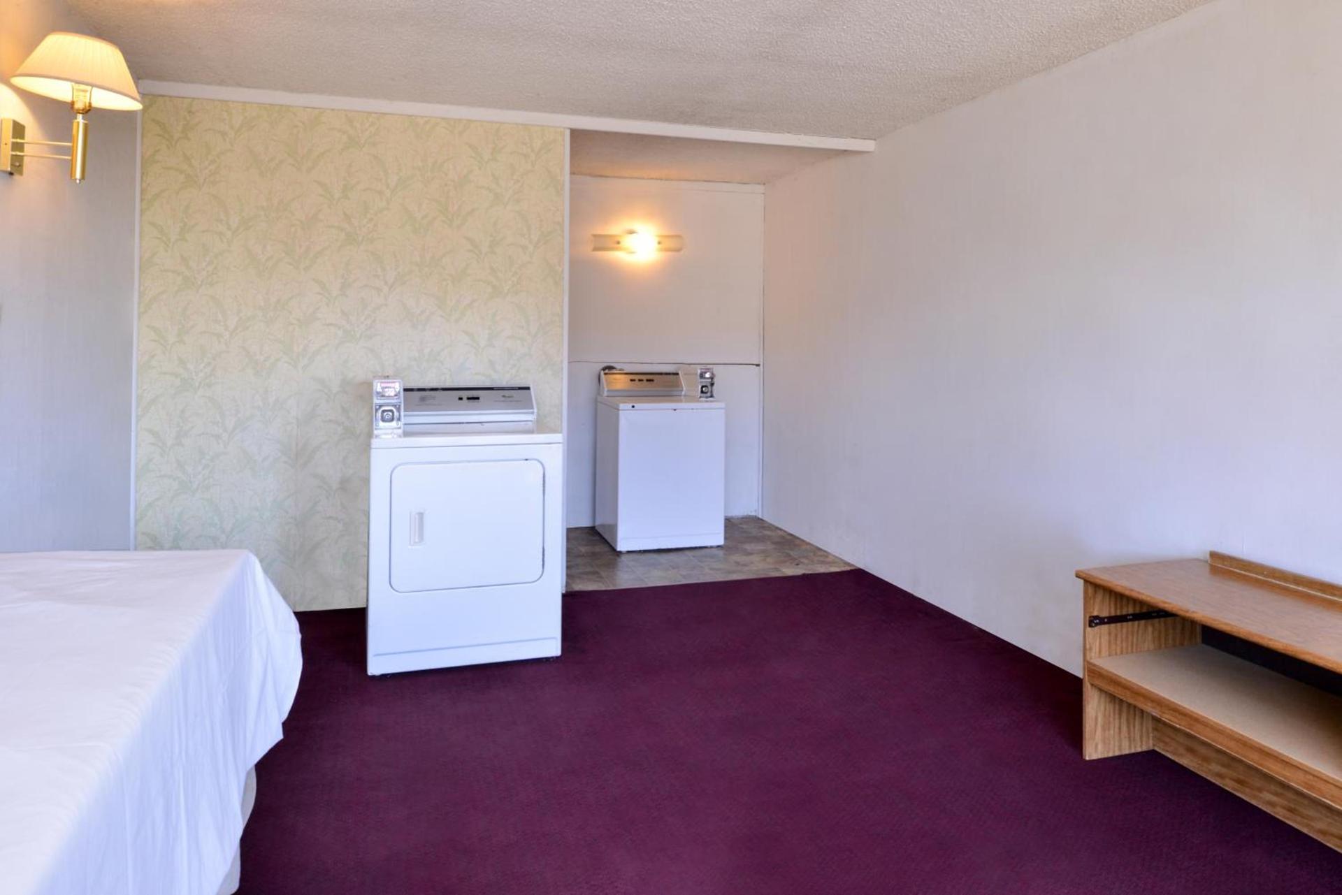 Red Carpet Inn Battleboro photo 25