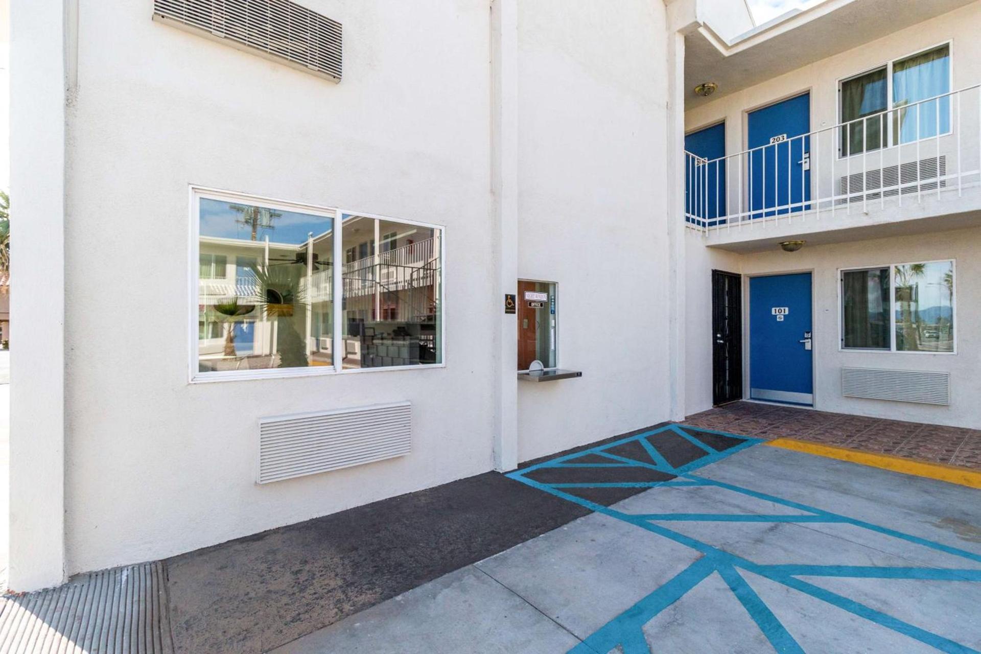 Motel 6-Blythe, CA - South photo 8