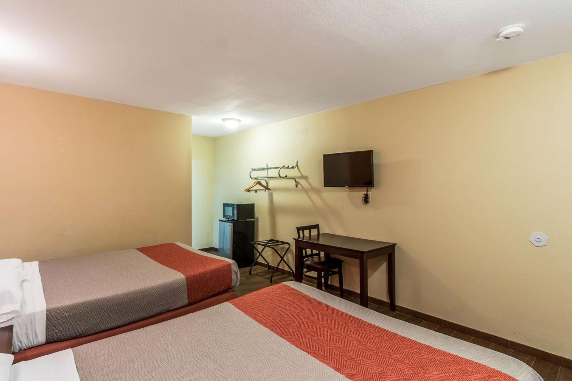 Motel 6-Blythe, CA - South photo 47