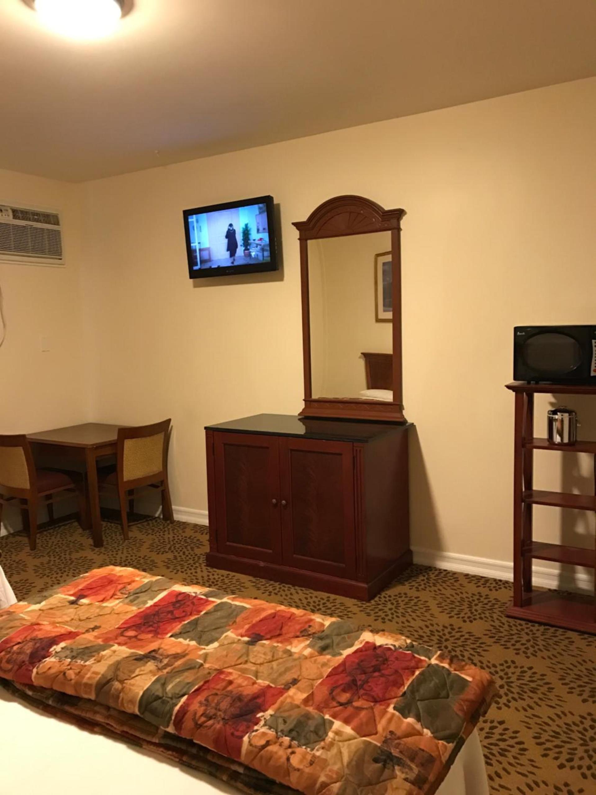Waterbury Big Apple Motel photo 3